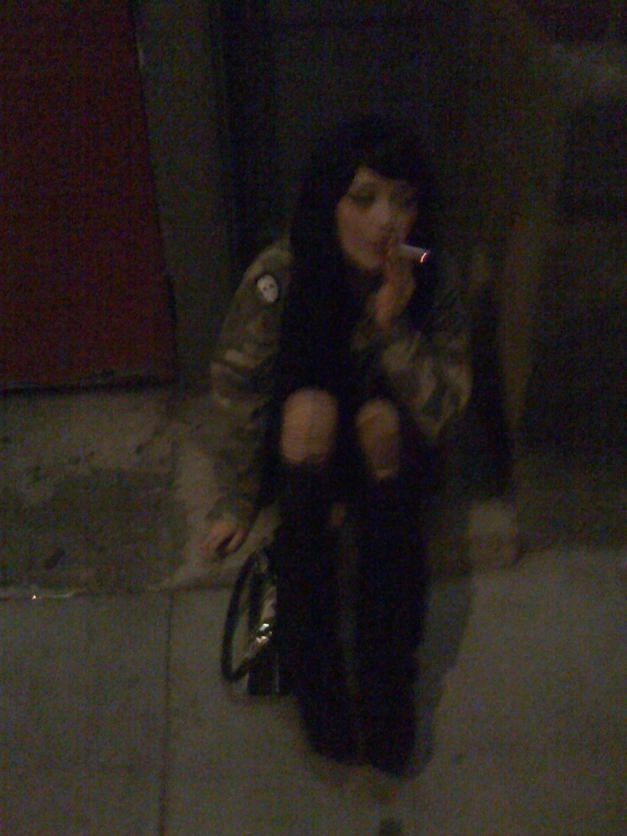 （；_・） tweet media