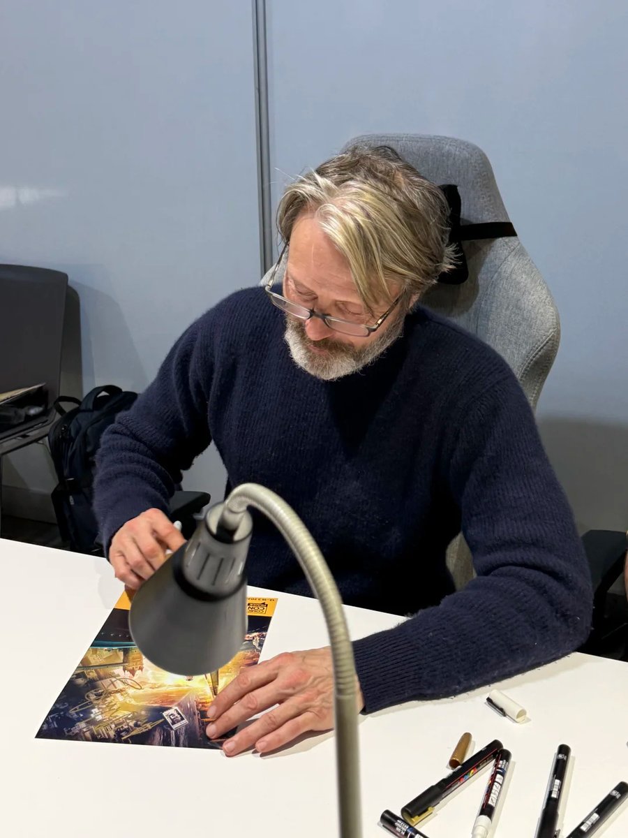 anteaformads's tweet photo. Mads al comiccon prague
Thank you @JaneMJYCLin4177  ❤️
"Mads at Prague Comic Con was Duncan himself!
So beautiful, I'm about to faint!
@月染星曦"
#madsmikkelsen #hannibal #マッツミケルセン #マッツ・ミケルセン
Mads Mikkelsen https://t.co/DoXEO7MukS