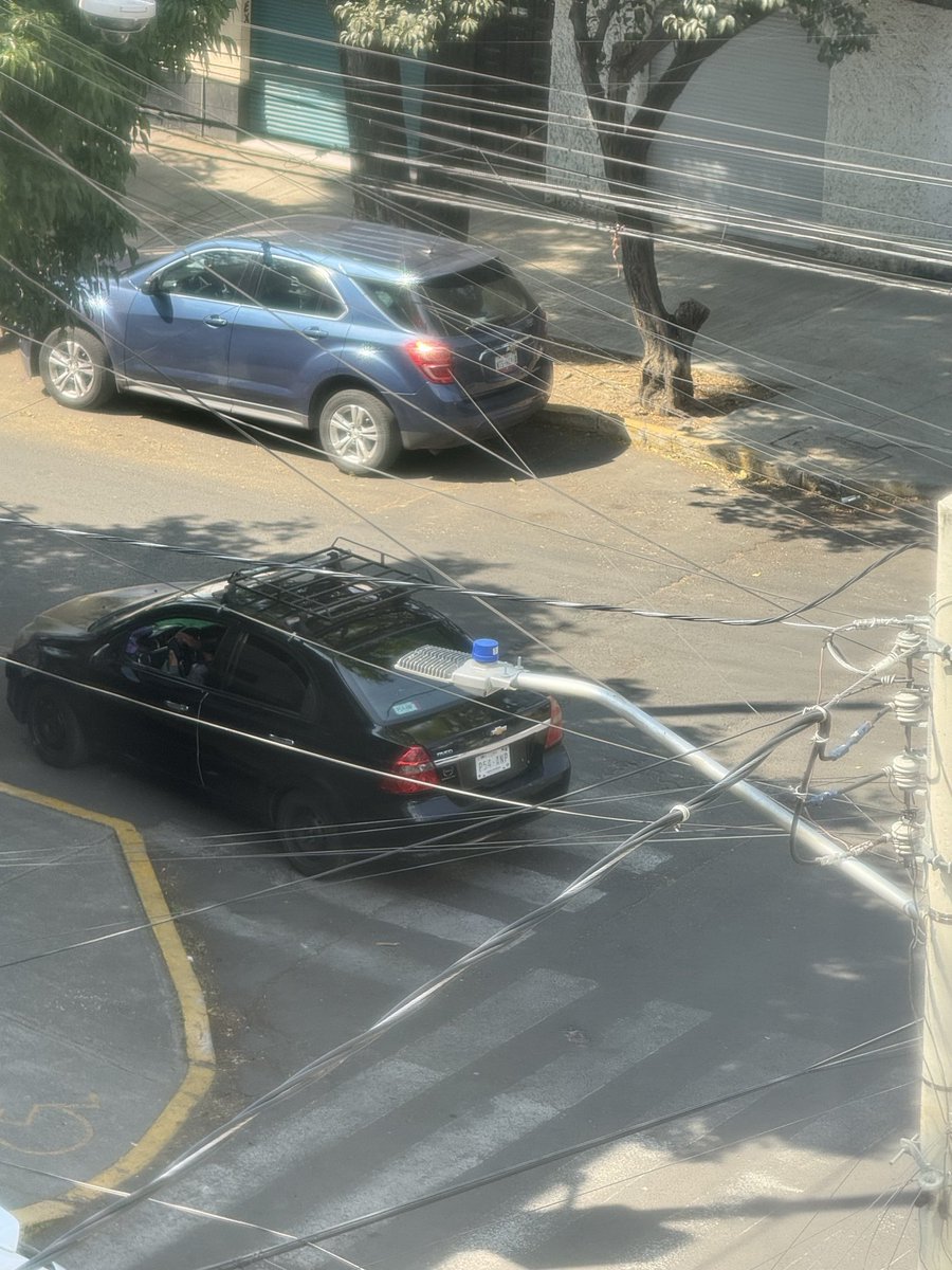 pepeantonio's tweet photo. @SSPCMexico @OVIALCDMX carro estacionado sobre paso peatonal, calle Toluca y bajio, Roma sur https://t.co/on0wnywzr0