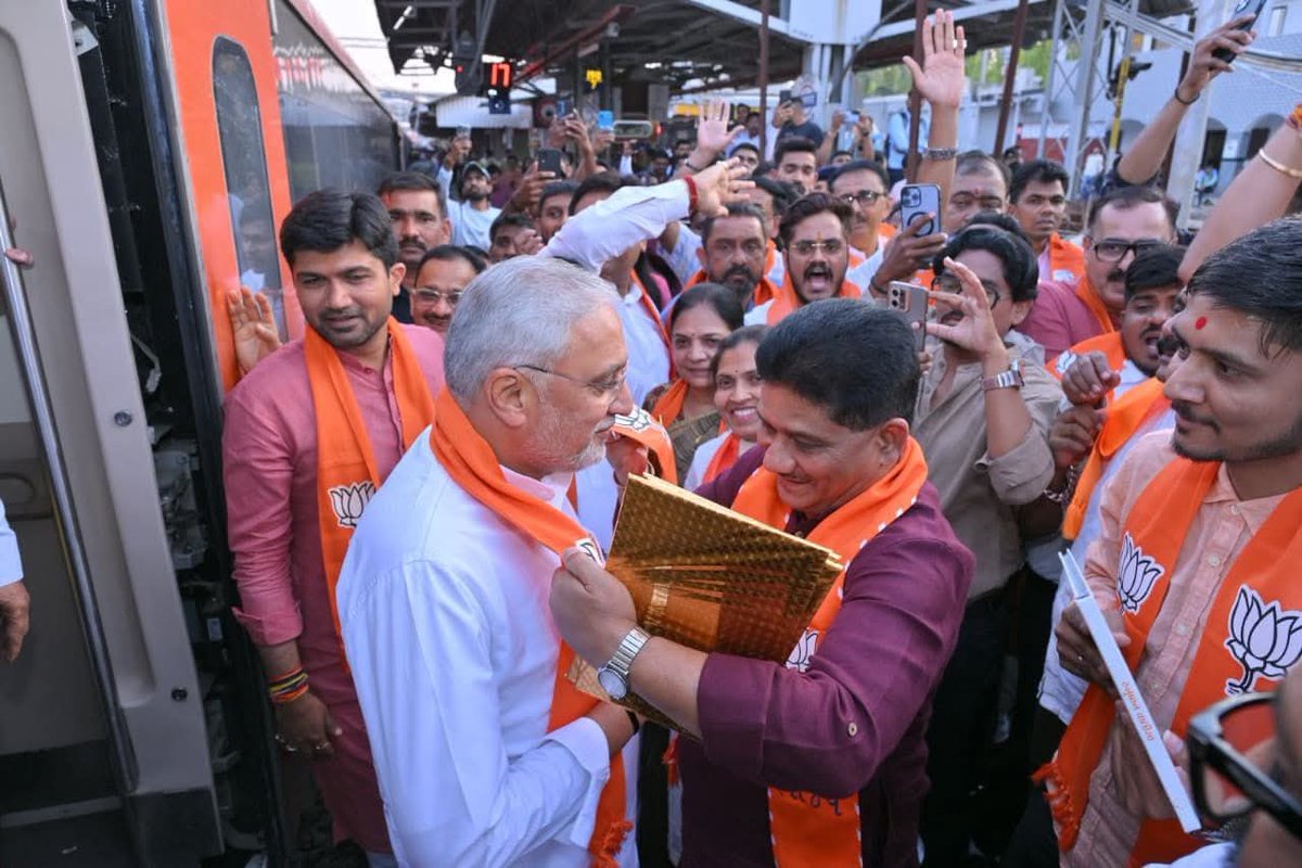 BJP4Gujarat's tweet photo. વલસાડ પધારેલા પ્રદેશ અધ્યક્ષ શ્રી @iJagdishBJP નું રેલવે સ્ટેશન ખાતે કાર્યકર્તાઓ દ્વારા ઉષ્માભર્યું સ્વાગત અને અભિવાદન કરવામાં આવ્યું. https://t.co/1RRvkh4X5e