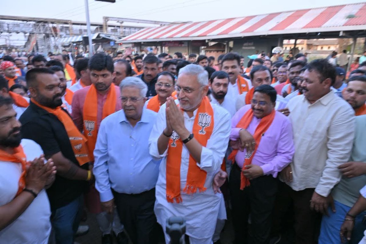 BJP4Gujarat's tweet photo. વલસાડ પધારેલા પ્રદેશ અધ્યક્ષ શ્રી @iJagdishBJP નું રેલવે સ્ટેશન ખાતે કાર્યકર્તાઓ દ્વારા ઉષ્માભર્યું સ્વાગત અને અભિવાદન કરવામાં આવ્યું. https://t.co/1RRvkh4X5e