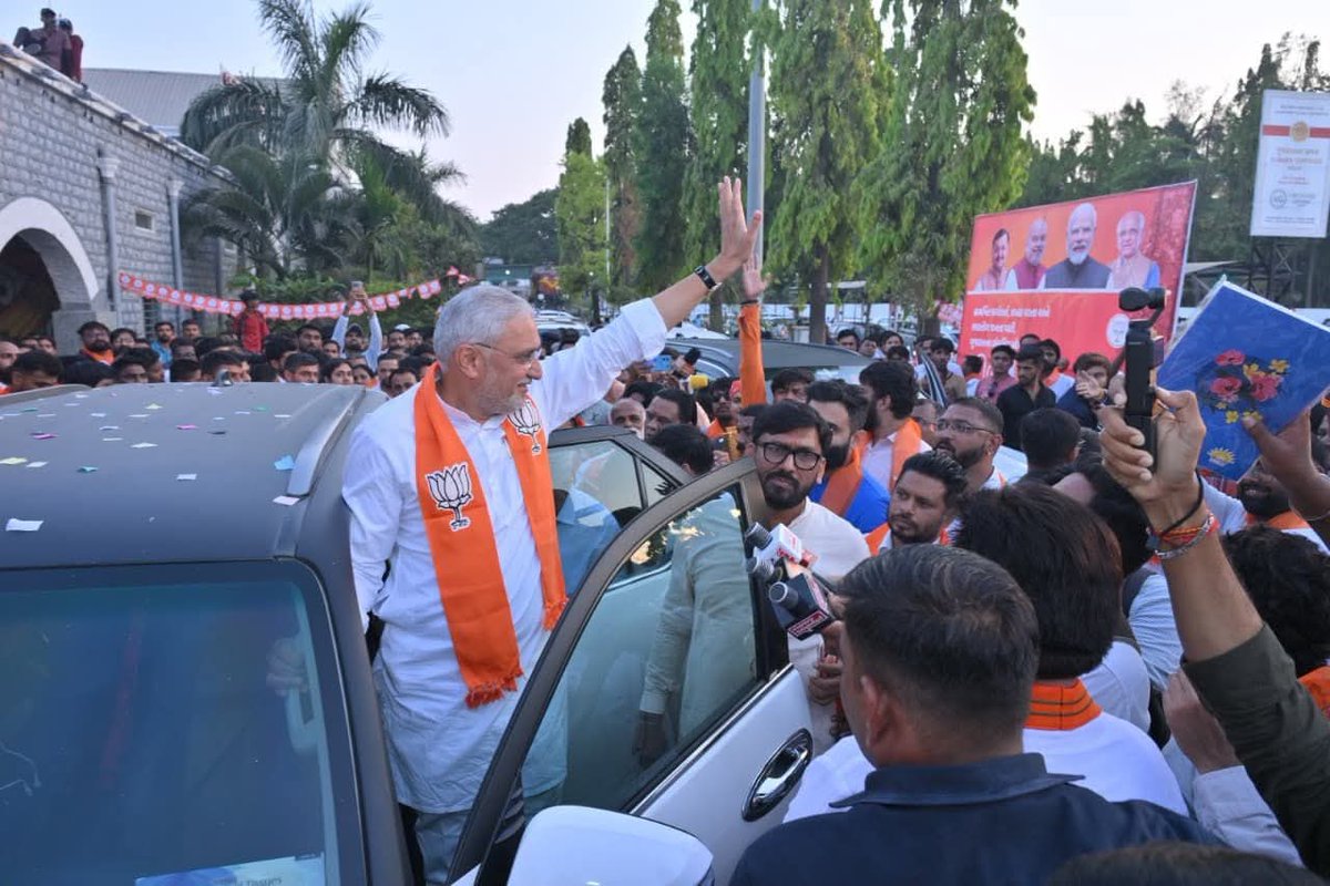 BJP4Gujarat's tweet photo. વલસાડ પધારેલા પ્રદેશ અધ્યક્ષ શ્રી @iJagdishBJP નું રેલવે સ્ટેશન ખાતે કાર્યકર્તાઓ દ્વારા ઉષ્માભર્યું સ્વાગત અને અભિવાદન કરવામાં આવ્યું. https://t.co/1RRvkh4X5e