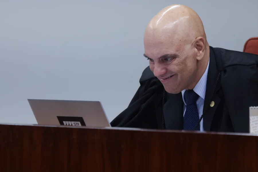 🚨 Moraes, o psicopata, ordenou que Bolsonaro seja vigiado 24h na UTI. Telefones celulares e quaisquer dispositivos eletrônicos dos acompanhantes estão PROIBIDOS. Esse ministro de merda é diabólico.