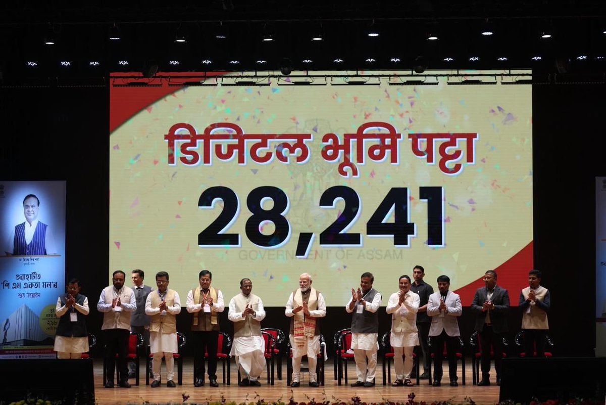 narendramodi's tweet photo. असम के चाय बागान के अपने श्रमिक भाई-बहनों को भूमि का पट्टा सौंपकर मन को बहुत संतोष हुआ है। यह उनके जीवन को आसान और बेहतर बनाने में बहुत मददगार साबित होने वाला है। https://t.co/kkt7b75kTN
