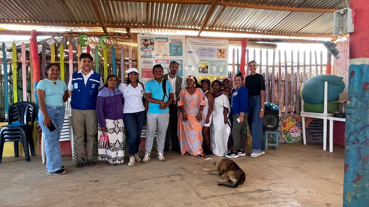 AcnurColombia's tweet photo. 📍Uribia, La Guajira

🏘️La comunidad del barrio Transformación, uno de los sectores legalizados en el proyecto de Tierras y Vivienda de ACNUR 🏘️, comparte lecciones y proyecciones.

🤝Un espacio de articulación entre autoridades locales, @Alcaldia_Uribia y líderes comunitarios. https://t.co/b5zDWyWzcF
