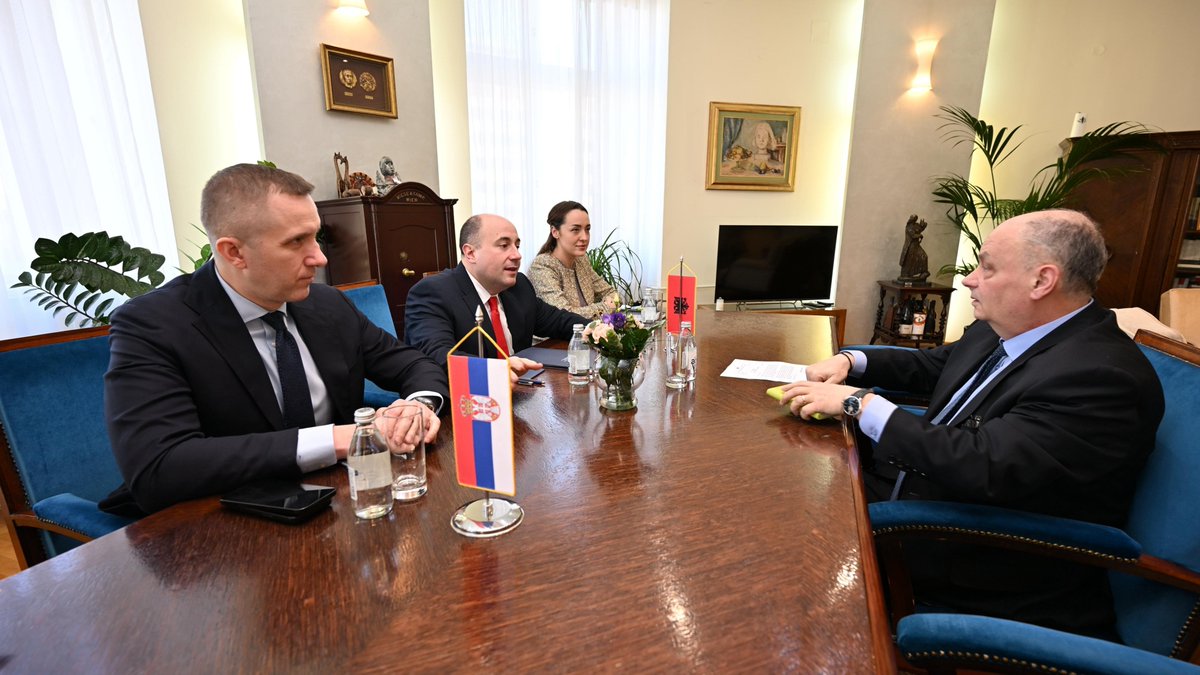 Генерални секретар Министарства спољних послова Душан Козарев <a href="/DKozarev1984/">Душан Козарев / Dusan Kozarev</a> састао се данас са амбасадором Републике Албаније у Републици Србији Бардиљем Чанајем.

Изражен је обострани оптимизам у погледу будуће сарадње имајући у виду ступање на дужност новог министра за Европу и