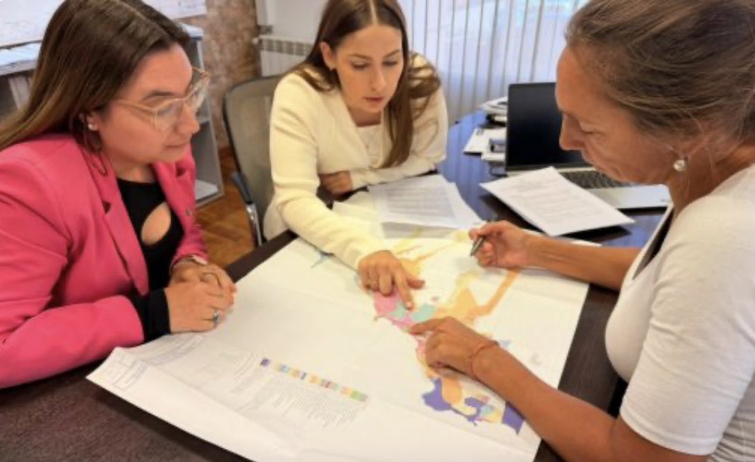radiocracia883's tweet photo. 🎙️ Al aire de @radiocracia883 la concejal de Despierta Comodoro, Luciana Ferreira, por proyecto para expropiar las tierras de YPF y reubicar a los damnificados del Cerro Hermitte https://t.co/awybbXDB8K