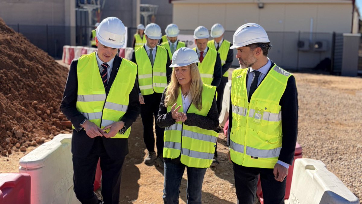 ComunidadMadrid's tweet image. 🔝 La Comunidad de Madrid atraerá una inversión de casi 2.000 millones con el campus de centros de datos más grande de la región.

👉 La consejera @blondieconomics ha visitado en #Fuenlabrada las obras de este futuro nodo tecnológico. 

+Info: c.madrid/0b92i