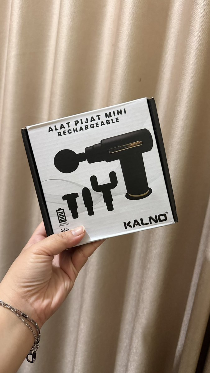 Selalu out of the box hampers dari sahabat gw yang satu ini. Taun ini dikasih alat pijet elektrik dong 🤣