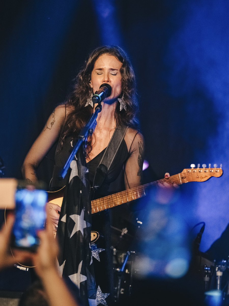 Ana Cañas tweet media