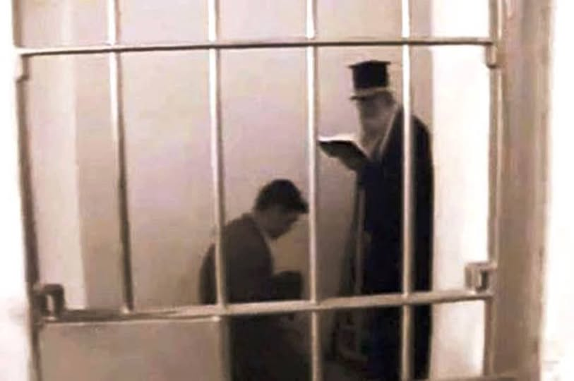 ANADIOTISNIKOS's tweet photo. Σαν σήμερα, το 1957 εκτελείται δια απαγχονισμού από τους Άγγλους στην Κύπρο, ο μαθητής Γυμνασίου Ευαγόρας Παλληκαρίδης,18 ετών.

Στην δίκη του ο Παλληκαρίδης παραδέχτηκε με ηρωικό τρόπο την ενοχή του, μην αφήνοντας κανένα περιθώριο στους δικηγόρους του να τον υπερασπιστούν.

«Γνωρίζω ότι θα με κρεμάσετε. Ό,τι έκαμα το έκαμα ως Έλλην Κύπριος όστις ζητεί την Ελευθερίαν του. Τίποτα άλλο.» Στο τελευταίο του γράμμα δήλωσε: «Θ΄ ακολουθήσω με θάρρος την μοίρα μου. Ίσως αυτό να 'ναι το τελευταίο μου γράμμα. Μα πάλι δεν πειράζει. Δεν λυπάμαι για τίποτα. Ας χάσω το κάθε τι. Μια φορά κανείς πεθαίνει. Θα βαδίσω χαρούμενος στην τελευταία μου κατοικία. Τι σήμερα τι αύριο; Όλοι πεθαίνουν μια μέρα. Είναι καλό πράγμα να πεθαίνει κανείς για την Ελλάδα. Ώρα 7:30. Η πιο όμορφη μέρα της ζωής μου. Η πιο όμορφη ώρα. Μη ρωτάτε γιατί»

Ήταν ο νεαρότερος, αλλά και ο τελευταίος αγωνιστής που απαγχονίστηκε από τους Άγγλους. Ο απαγχονισμός του έγινε τα μεσάνυχτα 13 προς 14 Μαρτίου. Ο τάφος του βρίσκεται στα Φυλακισμ��να Μνήματα στην Λευκωσία.

Στην φωτογραφία βλέπουμε τον Βαγορή να εξομολογείται λίγη ώρα πριν περάσει στην αιωνιότητα.
ΕΥΑΓΟΡΑ ΠΑΛΛΗΚΑΡΙΔΗΣ – ΑΘΑΝΑΤΟΣ!🇬🇷🇬🇷🇬🇷

#Παλληκαρίδης #Ένωσις #Αναδιώτης #ΝΙΚΗ