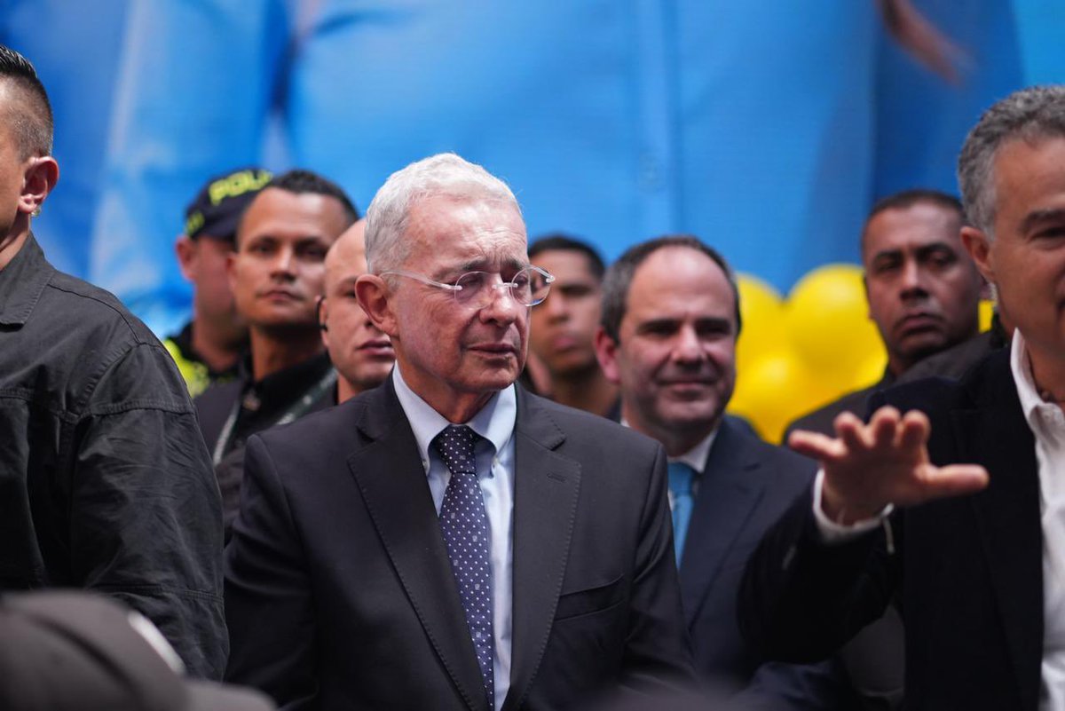 PalomaValenciaL's tweet photo. Queremos aprender a caminar con quienes son distintos. No es fácil, pero el futuro de Colombia nos exige algo más grande: construir juntos y dejar atrás el odio. 🇨🇴🕊️⚡️ https://t.co/rfmJ1O653P