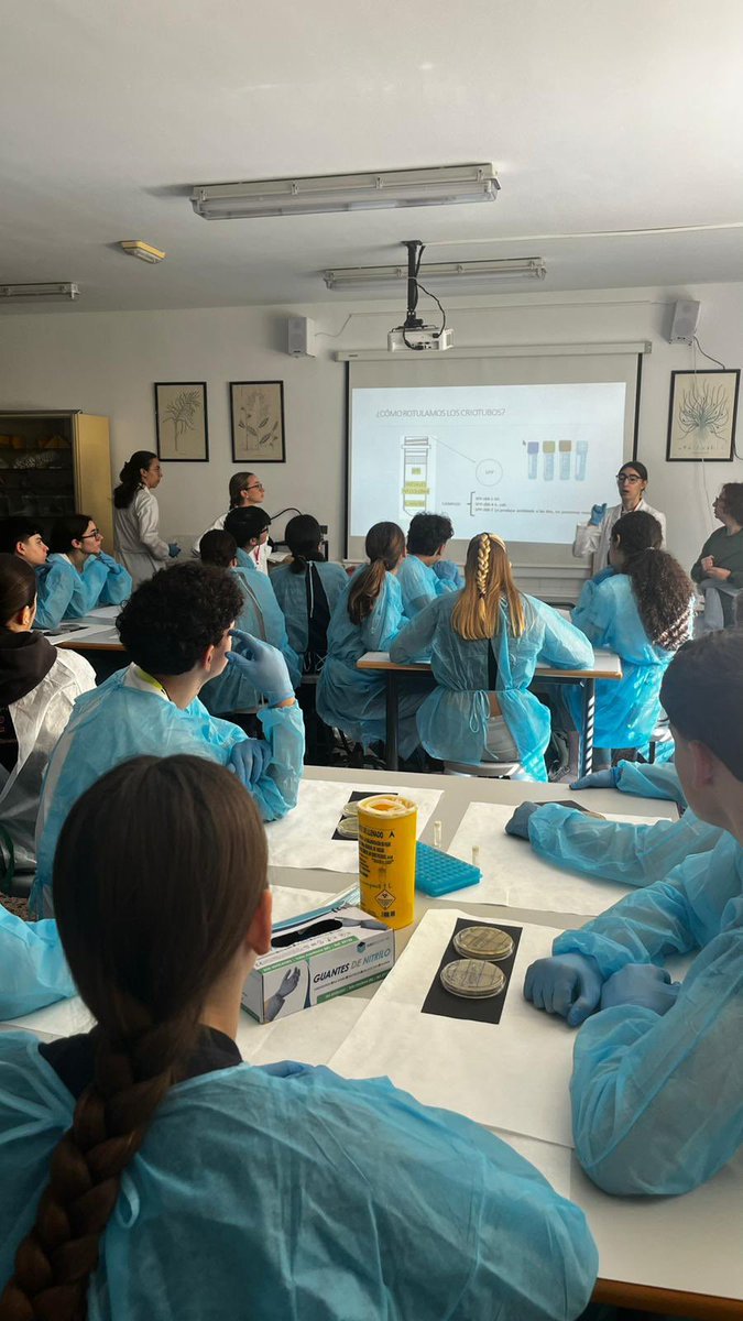 SWICEU1's tweet photo. Éxito en la práctica 5️⃣ con los alumnos de #ColegioSanPedroPascual🥳🥳 Hemos aislado 6 cepas productoras de antibiosis!🧫 Que se preparen los #patógenos #ESKAPE 🦠Nos despedimos de este año inmersos en nuestro escape box y hecho algún karaoke 🎤 Hasta el año que viene!! @uchceu https://t.co/EQKyYV0GUe