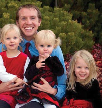 TruthBe53952128's tweet image. Remember when Obama and the Parkers did a photo op and they bought out the dead kid🙄