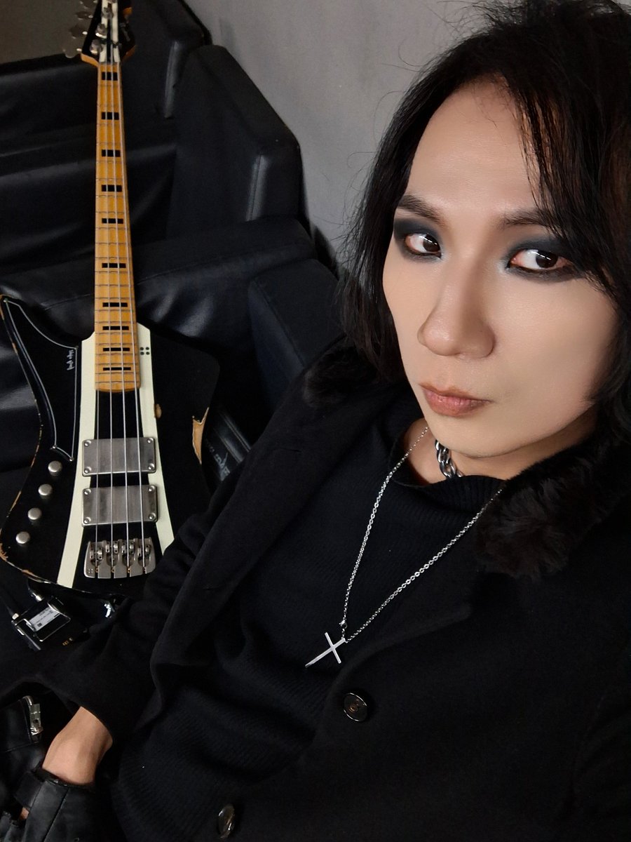 즐거운 공연이었습니다. 항상 끝나고 더 느껴지는 거지만 조금 더 행복한 순간을 만들어 줄 수 있었을텐데 하는 아쉬움은 항상 남네요. 그래도 무대 밑 여러분들의 웃는 얼굴이 모든 아쉬움을 잊게 해줍니다^^ 좋은 밤 되세요~😎