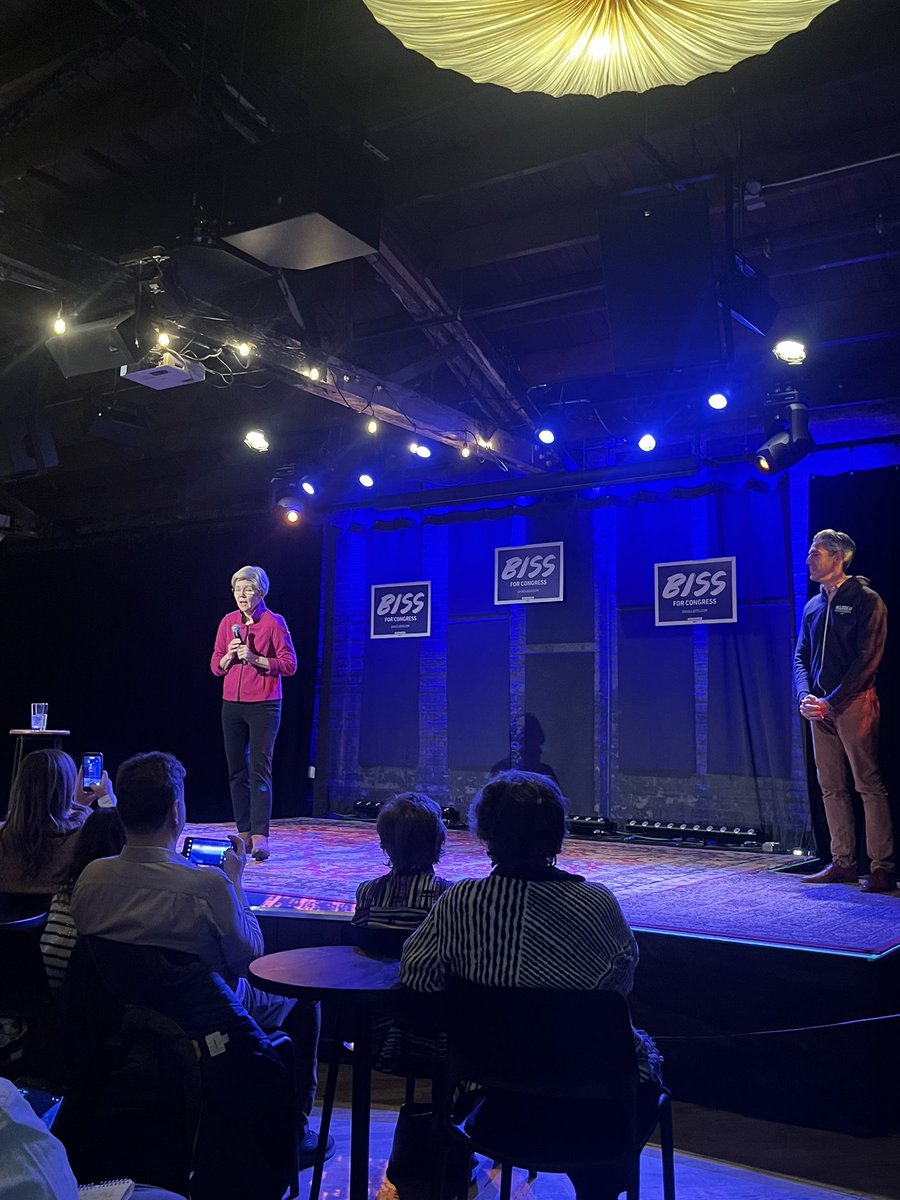 Sen. Elizabeth Warren in Evanston today campaigning for Biss in #IL09