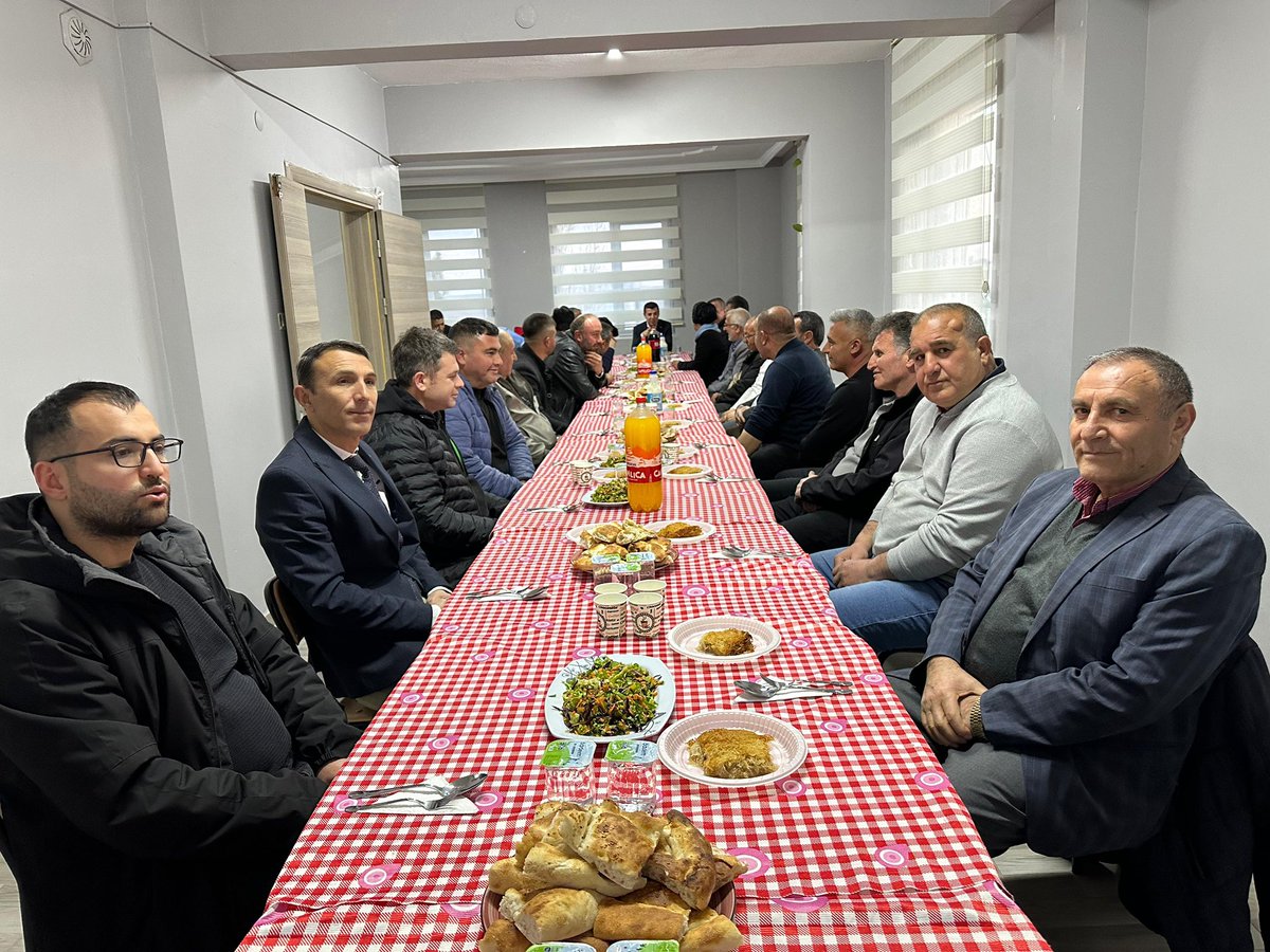 yenifakilikymkm's tweet photo. Kaymakamımız Sayın İsa UĞUR, Belediye Başkanımız Sayın Sayım DAĞ, Kurum Amirleri, köy ve mahalle muhtarları, İl Genel Meclis üyeleri ve siyasi parti temsilcilerinin katılımıyla düzenlenen iftar programına iştirak etti. https://t.co/4AOEACf6Ny