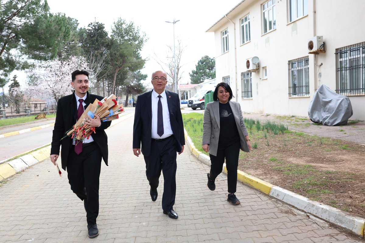 silebld's tweet image. Sağlık Çalışanlarımızın 14 Mart Tıp Bayramı’nı Kutladık 🩺

14 Mart Tıp Bayramı vesilesiyle ilçemizde görev yapan kıymetli sağlık çalışanlarımızı ziyaret ederek özverili çalışmalarından dolayı teşekkür hediyelerini takdim ettik, günlerini kutladık.