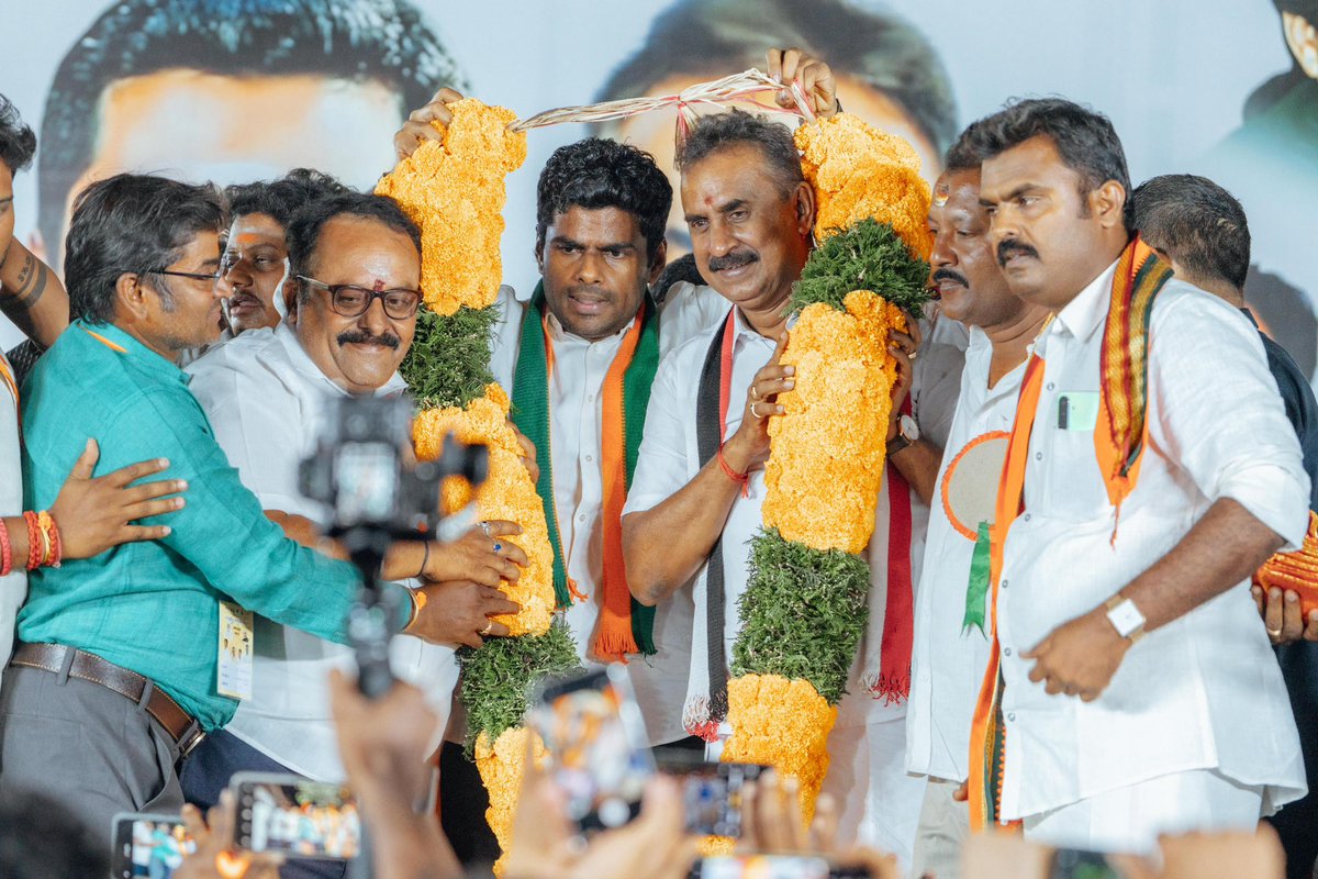annamalai_k's tweet photo. தமிழகத்தை திமுக ஆண்டது போதும், மக்கள் மாண்டது போதும் என்பதே தமிழக மக்களின் உரிமை குரலாக பட்டிதொட்டியெங்கும் எதிரொலித்து வரும் நேரத்தில், ஆட்சி மாற்றத்தை ஏற்படுத்தி,  தேசிய ஜனநாயக கூட்டணியின் மக்களுக்கான நல்லாட்சி அமைந்திட வேண்டும் என்ற உறுதியோடு, இன்றைய தினம் மாலை, குனியமுத்தூர் பகுதியில் @BJP4TamilNadu சார்பில் நடைபெற்ற தெருமுனை பிரச்சார கூட்டத்தில், அதிமுக சட்டமன்ற உறுப்பினரும் முன்னாள் அமைச்சருமான, அண்ணன் திரு. @SPVelumanicbe அவர்களோடு இணைந்து பங்கேற்று உரையாற்றியதில் மனமகிழ்ச்சி அடைகிறேன். 

கோவையில் தேசிய ஜனநாயக கூட்டணி வெற்றி பெற்ற ஒரே காரணத்திற்காக கொரோனா தடுப்பூசியை குறைத்து கொடுத்து தனது மோசமான அரசியல் செய்தது திமுக. அதை கோவை மக்கள் மறந்துவிடமாட்டார்கள். இம்முறையும், கோவையில் திமுகவை விரட்டியடிக்க மக்கள் தயாராக இருக்கிறார்கள். மத்திய பாஜக அரசு தமிழக மக்களுக்கு பல்வேறு நலத்திட்டங்களை வழங்கி வருகிறது. ஆனால், திமுக தனது அரசியல் காழ்ப்புணர்ச்சி காரணமாக மத்திய அரசு திட்டங்களை தடுத்து வருகிறது. மத்திய, மாநில அரசுகள் இணைந்து செயல்பட்டால் வளர்ச்சி அடைந்த தமிழகத்தை உறுதியோடு நம்மால் உருவாக்க முடியும். அதற்கு வரவுள்ள தேர்தலில் தேசிய ஜனநாயக கூட்டணியின் ஆட்சி அமைய வேண்டும். பலமான, வளர்ச்சி அடைந்த தமிழகம் நமது தேசிய ஜனநாயக கூட்டணி அரசால் உருவாக்கப்படும். 

இந்நிகழ்வை சிறப்பாக ஏற்பாடு செய்துள்ள, தமிழக பாஜக கோவை தெற்கு மாவட்ட தலைவர் அண்ணன் திரு. சந்திரசேகர் அவர்கள், முன்னாள் மாவட்ட தலைவர் திரு.@Vasanthcovaibjp அவர்கள், திரு.ரகுநாதன், திரு.மாரிமுத்து, திரு.தியாகராஜன், திரு.பாலகணேஷ், திருமதி.சரண்யா ரவி அவர்கள், திருமதி.அமுதா அவர்கள், திரு. மஞ்சுகுமாரன்,  திரு.ஜெகதீஷ், திரு.நாகராஜ், திரு.பிரதீப், திரு. ராஜசெல்வம்,  திரு.பிரேம்குமார் ஆகியோருக்கும், 

அதிமுக மாவட்ட இணை செயலாளர் அக்கா திருமதி.மணிமேகலை அவர்கள், சுண்டக்காமுத்தூர் பகுதியின் தலைவர் திரு.செல்வராஜ் அவர்கள், குனியமுத்தூர் பகுதியின் தலைவர் திரு.மதனகோபால் அவர்கள், செல்வபுரம் பகுதியின் தலைவர் திரு. கௌதம் அவர்கள், ஆர். எஸ். புரம் பகுதியின் தலைவர் திரு.விஸ்வநாதன் அவர்கள், கரும்புக்கடை பகுதியின் தலைவர் திரு.ஹுசைன் அவர்கள், மாவட்ட வர்த்தக அணி செயலாளர் திரு.வேணு அவர்கள், வார்டு செயலாளர்கள் திரு.வடிவேலு, திரு.கௌதம், திரு.ஜெயகிருஷ்ணன், திரு.சரவணன், திரு.சுரேஷ்பாபு, திரு.மணல் நாராயணன், திரு. ஜூனியர் ராஜா, திரு. ஜெகன், திரு.செல்லப்பன், திரு.பாஸ்கர், திரு.இ.கே.பி.பழனிசாமி,  திரு.இளங்கோ மற்றும் தமிழ் மாநில காங்கிரஸ் கட்சியின் மாநில துணை தலைவர் திரு.ஆறுமுகம் அவர்கள், அம்மா மக்கள் முன்னேற்ற கழகத்தின் கோவை மேற்கு மாவட்ட செயலாளர் திரு.சதீஷ்குமார் அவர்கள், பகுதி செயலாளர் திரு.பாலசுப்பிரமணியம் அவர்கள், மகளிர் அணி செயலாளர் திருமதி.பிரதீபா அவர்கள், தென்னிந்திய பார்வர்டு பிளாக் கட்சியின் இளைஞரணி பொதுச் செயலாளர் திரு.மணிகண்டன் அவர்கள் உள்ளிட்ட நமது கூட்டணி கட்சிகளின் நிர்வாகிகள் மற்றும் தொண்டர்கள் உள்ளிட்ட அனைவருக்கும் எனது மனமார்ந்த நன்றிகளையும் வாழ்த்துக்களையும் தெரிவித்துக் கொள்கிறேன். (1/2)