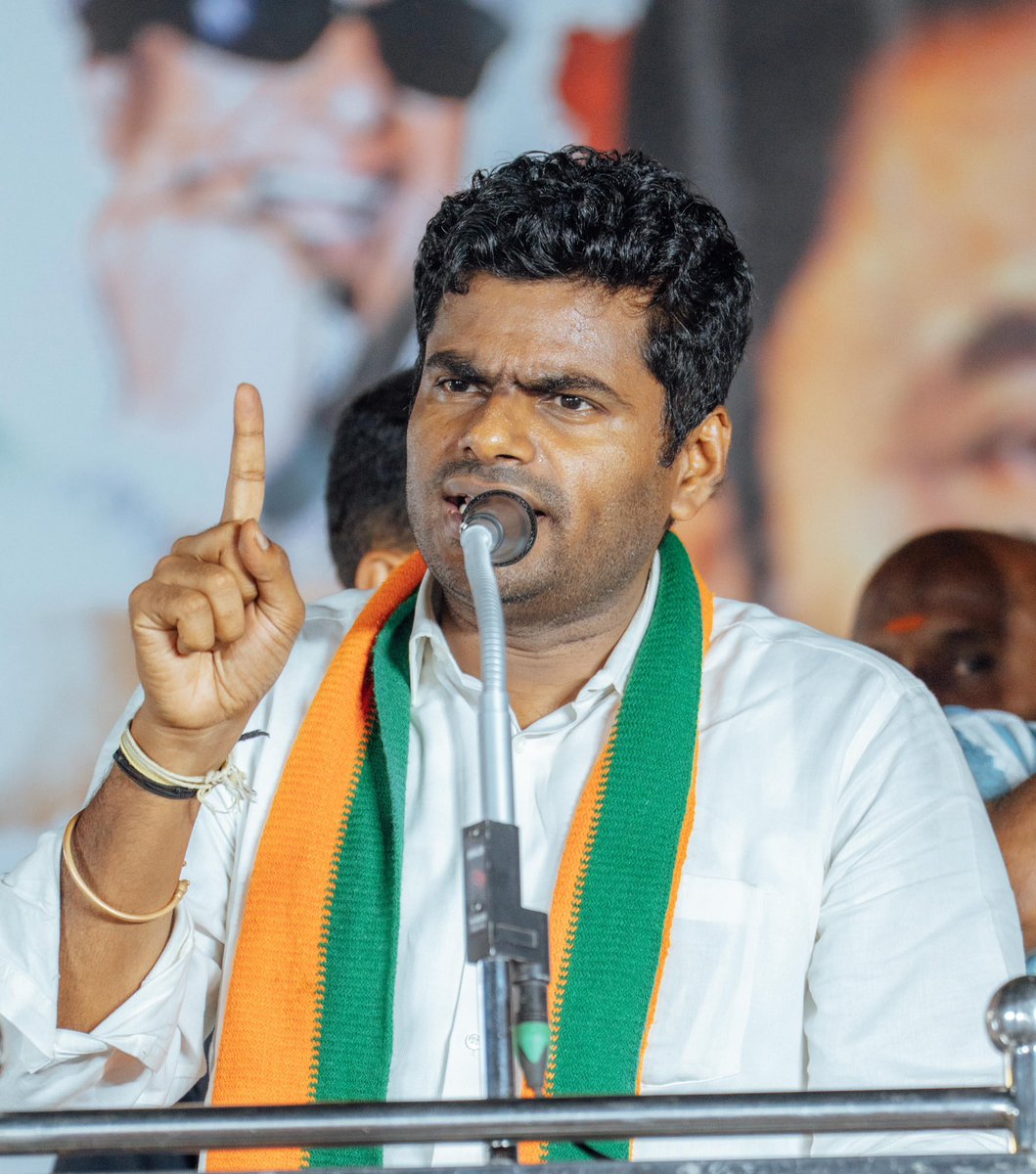 annamalai_k's tweet photo. தமிழகத்தை திமுக ஆண்டது போதும், மக்கள் மாண்டது போதும் என்பதே தமிழக மக்களின் உரிமை குரலாக பட்டிதொட்டியெங்கும் எதிரொலித்து வரும் நேரத்தில், ஆட்சி மாற்றத்தை ஏற்படுத்தி,  தேசிய ஜனநாயக கூட்டணியின் மக்களுக்கான நல்லாட்சி அமைந்திட வேண்டும் என்ற உறுதியோடு, இன்றைய தினம் மாலை, குனியமுத்தூர் பகுதியில் @BJP4TamilNadu சார்பில் நடைபெற்ற தெருமுனை பிரச்சார கூட்டத்தில், அதிமுக சட்டமன்ற உறுப்பினரும் முன்னாள் அமைச்சருமான, அண்ணன் திரு. @SPVelumanicbe அவர்களோடு இணைந்து பங்கேற்று உரையாற்றியதில் மனமகிழ்ச்சி அடைகிறேன். 

கோவையில் தேசிய ஜனநாயக கூட்டணி வெற்றி பெற்ற ஒரே காரணத்திற்காக கொரோனா தடுப்பூசியை குறைத்து கொடுத்து தனது மோசமான அரசியல் செய்தது திமுக. அதை கோவை மக்கள் மறந்துவிடமாட்டார்கள். இம்முறையும், கோவையில் திமுகவை விரட்டியடிக்க மக்கள் தயாராக இருக்கிறார்கள். மத்திய பாஜக அரசு தமிழக மக்களுக்கு பல்வேறு நலத்திட்டங்களை வழங்கி வருகிறது. ஆனால், திமுக தனது அரசியல் காழ்ப்புணர்ச்சி காரணமாக மத்திய அரசு திட்டங்களை தடுத்து வருகிறது. மத்திய, மாநில அரசுகள் இணைந்து செயல்பட்டால் வளர்ச்சி அடைந்த தமிழகத்தை உறுதியோடு நம்மால் உருவாக்க முடியும். அதற்கு வரவுள்ள தேர்தலில் தேசிய ஜனநாயக கூட்டணியின் ஆட்சி அமைய வேண்டும். பலமான, வளர்ச்சி அடைந்த தமிழகம் நமது தேசிய ஜனநாயக கூட்டணி அரசால் உருவாக்கப்படும். 

இந்நிகழ்வை சிறப்பாக ஏற்பாடு செய்துள்ள, தமிழக பாஜக கோவை தெற்கு மாவட்ட தலைவர் அண்ணன் திரு. சந்திரசேகர் அவர்கள், முன்னாள் மாவட்ட தலைவர் திரு.@Vasanthcovaibjp அவர்கள், திரு.ரகுநாதன், திரு.மாரிமுத்து, திரு.தியாகராஜன், திரு.பாலகணேஷ், திருமதி.சரண்யா ரவி அவர்கள், திருமதி.அமுதா அவர்கள், திரு. மஞ்சுகுமாரன்,  திரு.ஜெகதீஷ், திரு.நாகராஜ், திரு.பிரதீப், திரு. ராஜசெல்வம்,  திரு.பிரேம்குமார் ஆகியோருக்கும், 

அதிமுக மாவட்ட இணை செயலாளர் அக்கா திருமதி.மணிமேகலை அவர்கள், சுண்டக்காமுத்தூர் பகுதியின் தலைவர் திரு.செல்வராஜ் அவர்கள், குனியமுத்தூர் பகுதியின் தலைவர் திரு.மதனகோபால் அவர்கள், செல்வபுரம் பகுதியின் தலைவர் திரு. கௌதம் அவர்கள், ஆர். எஸ். புரம் பகுதியின் தலைவர் திரு.விஸ்வநாதன் அவர்கள், கரும்புக்கடை பகுதியின் தலைவர் திரு.ஹுசைன் அவர்கள், மாவட்ட வர்த்தக அணி செயலாளர் திரு.வேணு அவர்கள், வார்டு செயலாளர்கள் திரு.வடிவேலு, திரு.கௌதம், திரு.ஜெயகிருஷ்ணன், திரு.சரவணன், திரு.சுரேஷ்பாபு, திரு.மணல் நாராயணன், திரு. ஜூனியர் ராஜா, திரு. ஜெகன், திரு.செல்லப்பன், திரு.பாஸ்கர், திரு.இ.கே.பி.பழனிசாமி,  திரு.இளங்கோ மற்றும் தமிழ் மாநில காங்கிரஸ் கட்சியின் மாநில துணை தலைவர் திரு.ஆறுமுகம் அவர்கள், அம்மா மக்கள் முன்னேற்ற கழகத்தின் கோவை மேற்கு மாவட்ட செயலாளர் திரு.சதீஷ்குமார் அவர்கள், பகுதி செயலாளர் திரு.பாலசுப்பிரமணியம் அவர்கள், மகளிர் அணி செயலாளர் திருமதி.பிரதீபா அவர்கள், தென்னிந்திய பார்வர்டு பிளாக் கட்சியின் இளைஞரணி பொதுச் செயலாளர் திரு.மணிகண்டன் அவர்கள் உள்ளிட்ட நமது கூட்டணி கட்சிகளின் நிர்வாகிகள் மற்றும் தொண்டர்கள் உள்ளிட்ட அனைவருக்கும் எனது மனமார்ந்த நன்றிகளையும் வாழ்த்துக்களையும் தெரிவித்துக் கொள்கிறேன். (1/2)