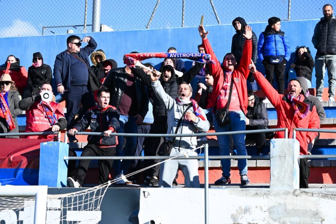 GolSinVAR's tweet photo. 👏🏻 Tremendo gesto de la plantilla de la @DeportivaMinera.

Con sueldos muy normalitos, han decidido pagar todas las entradas que compren sus aficionados para que vean gratis ver el partido frente al La Unión (@CDUMalacitano en X)  y así contar con el apoyo de la gente en esta recta final.