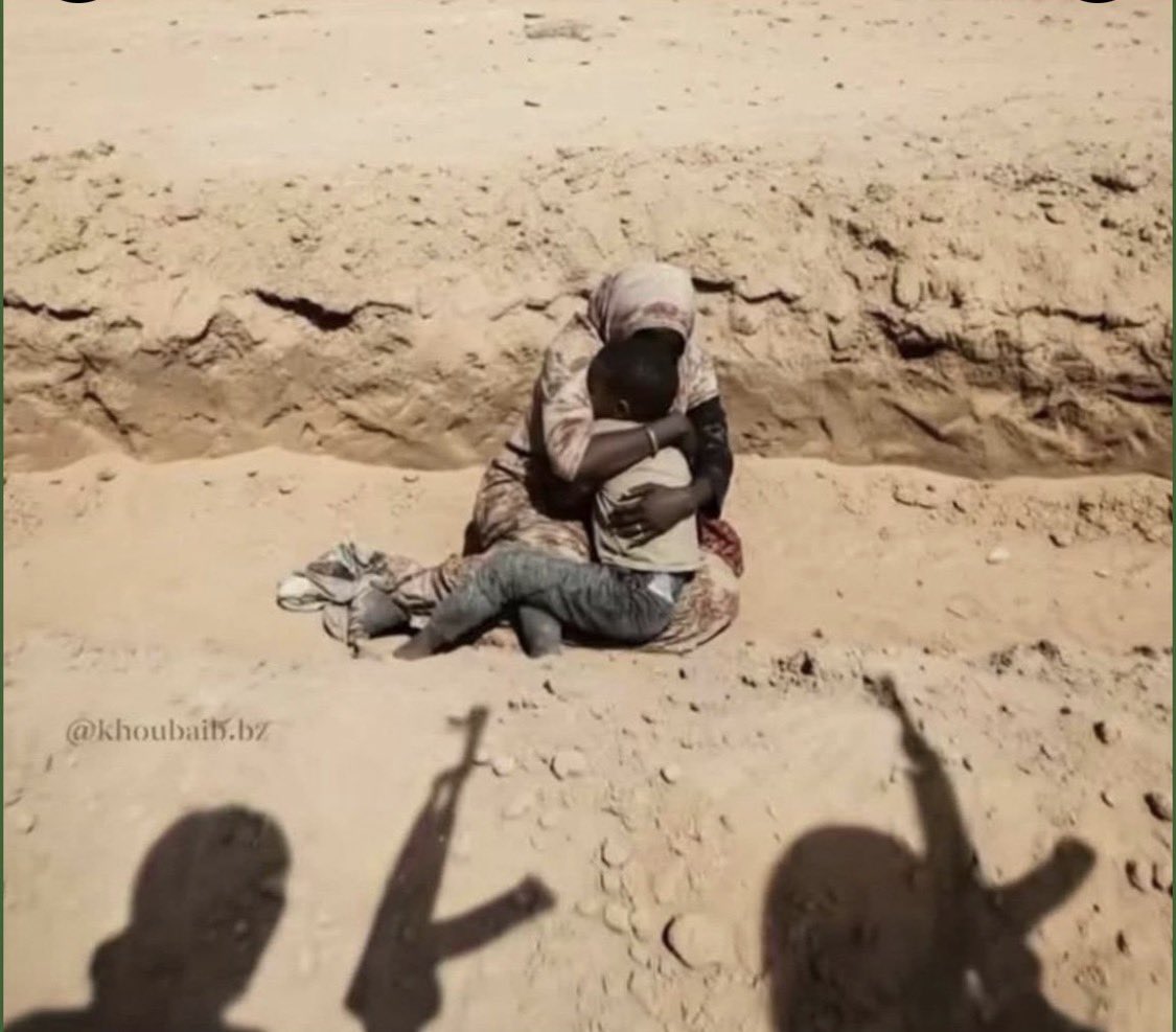 امارات بدون داشتن حتی یک معدن طلا، دومین صادر کننده بزرگ طلا در دنیا است. 
بیشتر این طلا رو از معادن سودان غارت میکنه. 

عکس: لحظاتی قبل از اعدام، مادر سودانی کودکش را در آغوش می‌کشد.