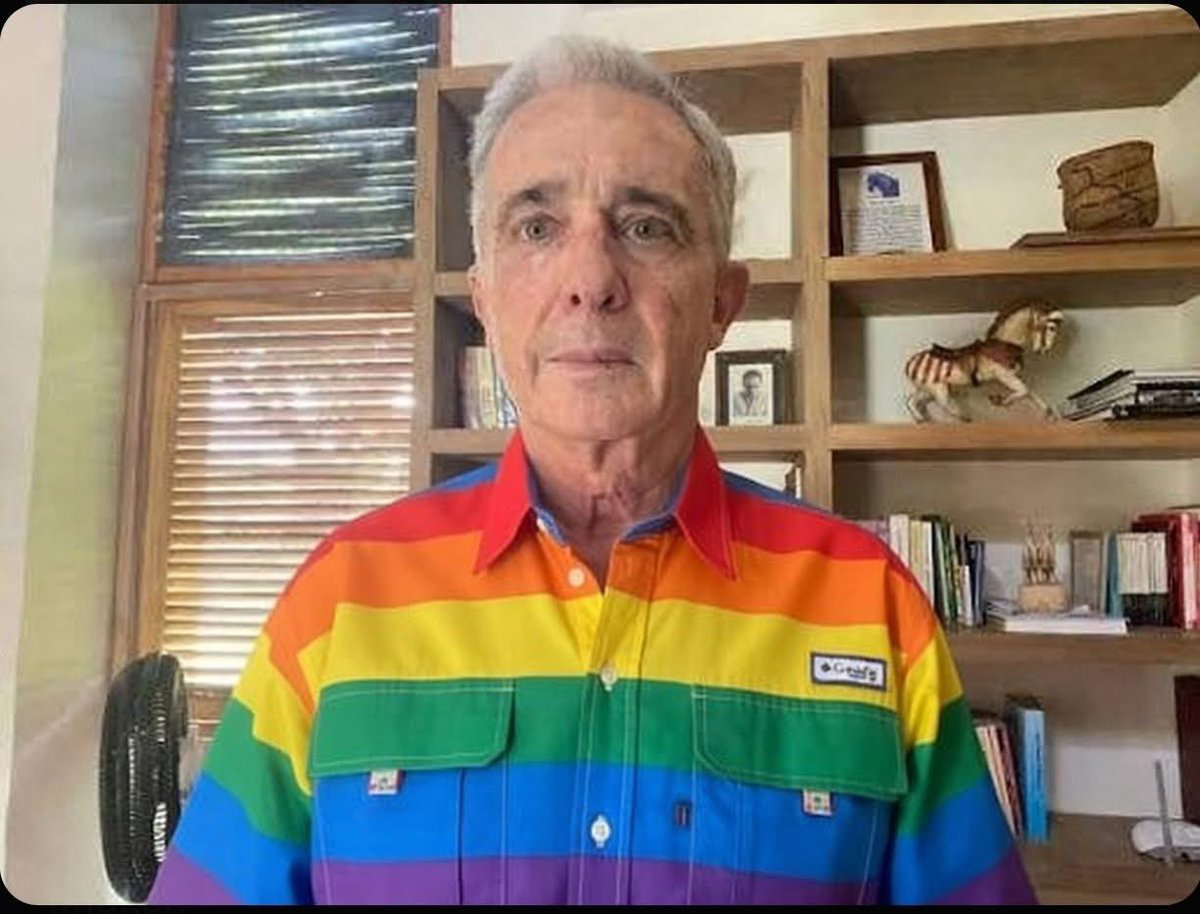 JhonjaQueSea's tweet photo. Tres años jodiendo con la orientación sexual de Petro y ahora les toca que votar por un man abiertamente gay.

¡Bobos hijueputas! https://t.co/oE5m0m7Hyc