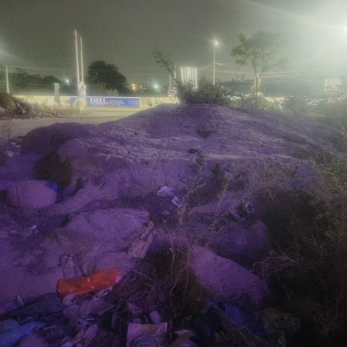 Mahesh_kakanuru's tweet photo. @TSExcise Bringing to your notice an illegal liquor sale point in a residential zone. A small shed selling chocolates by day is illegally selling beer at night. Public drinking at the spot is causing major inconvenience and safety concerns for women.Plz investigate. #PublicSafety https://t.co/Q1J4OlCL7d