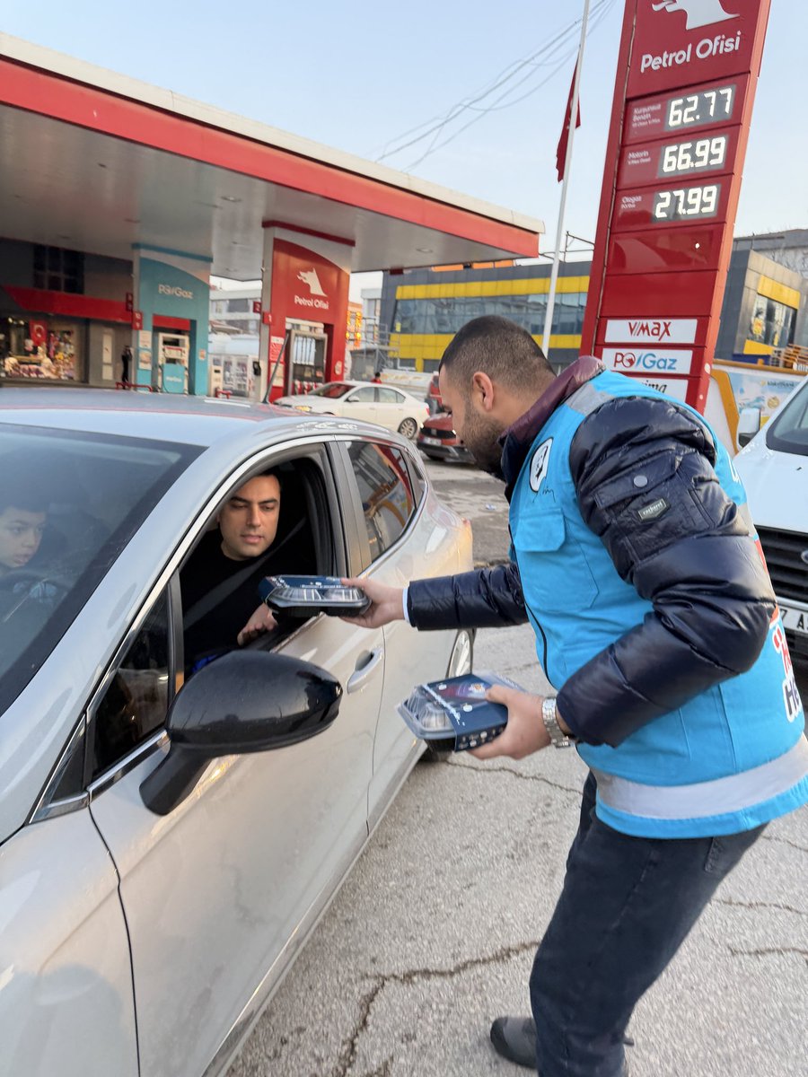 MikailPak27's tweet photo. AK Gençlik olarak “İftara 5 Kala” programımızla yollarda olan vatandaşlarımızın yanında olduk.

Ramazan; paylaşmak, hatırlamak ve gönüllere dokunmaktır.
Biz de bu bereketi hep birlikte yaşadık. 🌙

@avmustafadurmus 
@akgenclik27 
@TurkDevlet_27 https://t.co/WA3Rjyuc8S