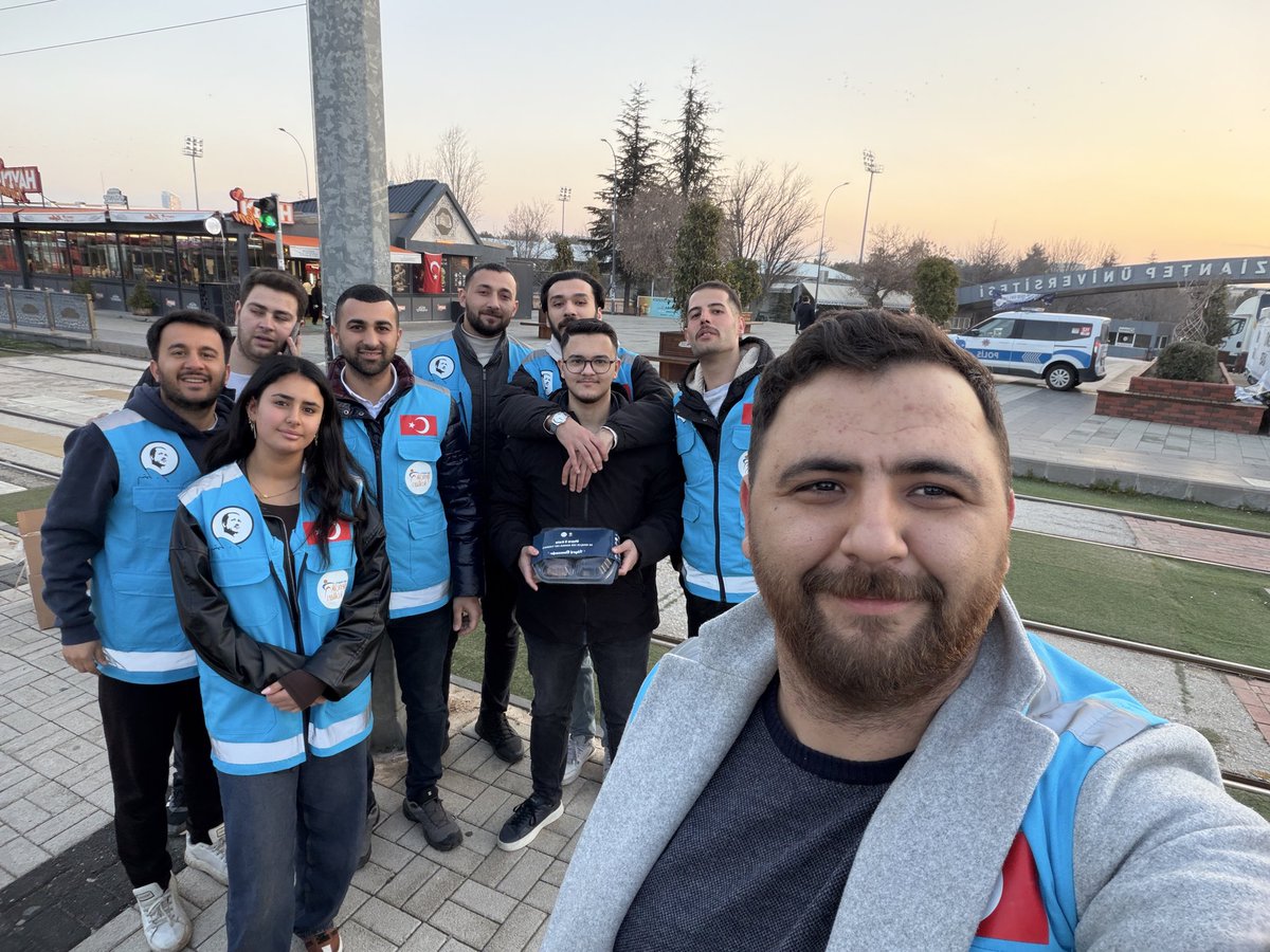 MikailPak27's tweet photo. AK Gençlik olarak “İftara 5 Kala” programımızla yollarda olan vatandaşlarımızın yanında olduk.

Ramazan; paylaşmak, hatırlamak ve gönüllere dokunmaktır.
Biz de bu bereketi hep birlikte yaşadık. 🌙

@avmustafadurmus 
@akgenclik27 
@TurkDevlet_27 https://t.co/WA3Rjyuc8S