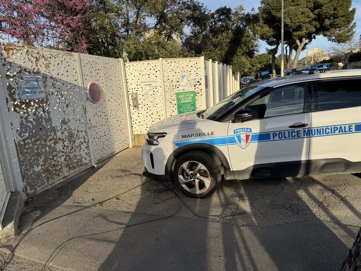 GruntGrunt's tweet photo. Bravo à la @PMMarseille qui fait un combo « bloquons l’accès pompiers d’une école » (qui a connu un incendie il y a deux semaines…) en plus d’emmerder piétons et cyclistes…
@mairie6_8 @YannOhanessian @marseille @BenoitPayan https://t.co/YxHq9yIUjG