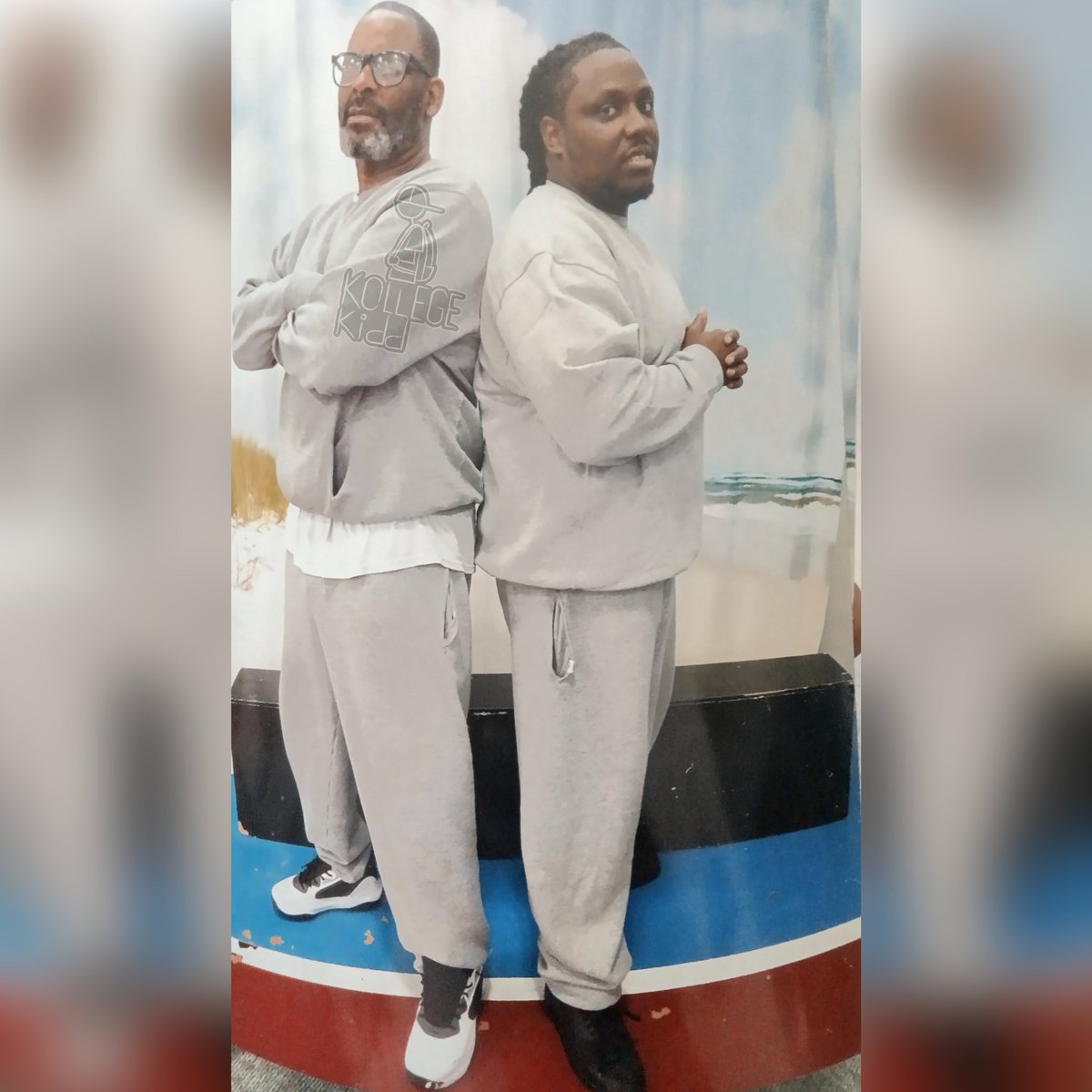 KollegeKidd's tweet photo. New photo surfaces of Chicago legend R. Kelly in that jam 🔒 https://t.co/jPTVw9UIZm