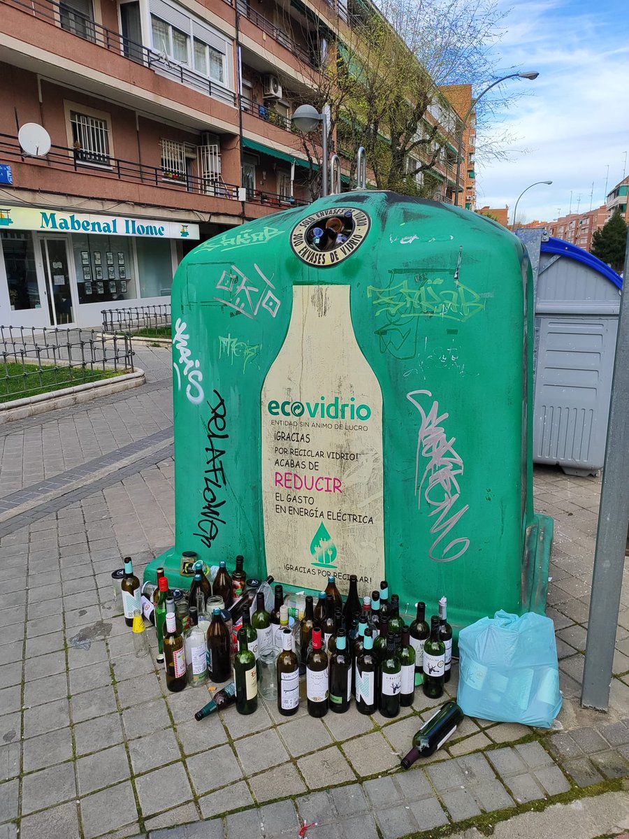 danicarbonero_'s tweet photo. Esto lleva así varias semanas, es una vergüenza, ¿cuando se piensa recoger? Es en la calle Sagra a la altura del número 43 @CarlosULEG @AytoLeganes @AV_Zarzaquemada https://t.co/Oko3lNIf0P