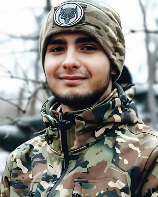 pogrebeckij's tweet photo. МАКАРІВСЬКА ОТГ 
Захищаючи нашу рідну Україну загинув молодий воїн - Ростислав Гордєєв.
Йому було лише 22 роки. Лише 22
Неймовірно світлий та щирий хлопець.
Він з дитинства захоплювався військовою справою та мріяв присвятити своє життя служінню Україні.
Він був добрим, щирим і життєрадісним, чуйним та турботливим, завжди готовим прийти на допомогу іншим.
Ростислав абсолютно добровільно доєднався до лав Українського Війська.
Бо не міг інакше.
Він був справжнім Героєм, був прикладом та орієнтиром для своїх Побратимів.
Він бився за наше майбутнє до свого останнього Подиху.
Ми його втратили Назавжди.
І від цього стає просто нестерпно боляче