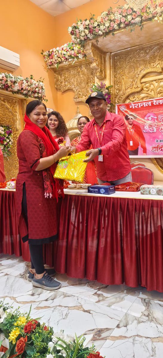 venupnair_nrmu's tweet photo. ✊🌸 दादर शाखा द्वारा भव्य महिला दिवस समारोह संपन्न 🌸✊
आज दिनांक 13/03/2026 को दादर शाखा द्वारा महिला दिवस के उपलक्ष्य में एक भव्य कार्यक्रम दादर रेलवे इंस्टिट्यूट में सफलतापूर्वक आयोजित किया गया। इस कार्यक्रम में आदरणीय महामंत्री कॉमरेड वेणु पी नायर जी तथा मुंबई मंडल अध्यक्षा कॉमरेड सीमा पिल्लई जी की प्रमुख उपस्थिति रही।
कार्यक्रम की अध्यक्षता कॉमरेड प्रज्ञा पाटील जी ने की। इस अवसर पर एजीएस कॉमरेड हर्षा शेलके, दादर शाखा के सचिव व मंडल अध्यक्ष कॉमरेड पुष्कर पाटील, तथा दादर शाखा के पूर्व सचिव कॉमरेड एस. के. सिंह जी अपनी धर्मपत्नी के साथ उपस्थित रहे।
कार्यक्रम की शुरुआत लगभग 15:30 बजे महिलाओं के लिए आयोजित विभिन्न मनोरंजक खेलों से हुई। इसके पश्चात लगभग 16:30 बजेमुख्य अतिथियों कॉमरेड वेणु पी नायर जी का दादर शाखा द्वारा जोरदार स्वागत किया गया।
इसके बाद मुख्य अतिथियों द्वारा महान समाज सुधारक सावित्रीबाई फुले जी की प्रतिमा पर माल्यार्पण किया गया। कार्यक्रम का सुंदर संचालन कॉमरेड अर्चना शर्मा जी ने किया।
दिवंगत आत्माओं को श्रद्धांजलि अर्पित कर कार्यक्रम की औपचारिक शुरुआत की गई। सभा को कॉमरेड सीमा पिल्लई, कॉमरेड हर्षा शेलके, कॉमरेड प्रतिज्ञा सावंत, कॉमरेड प्रज्ञा पाटील, कॉमरेड पुष्कर पाटील, श्री एस. के. सिंह सर, तथा महामंत्री कॉमरेड वेणु पी नायर जी ने संबोधित किया और महिलाओं के सशक्तिकरण व संगठन की मजबूती पर अपने विचार व्यक्त किए।
इसके पश्चात महामंत्री द्वारा खेल प्रतियोगिताओं की विजेता महिलाओं को पारितोषिक प्रदान किए गए। अंत में कॉमरेड खुशबू परमार (CHI, दादर) द्वारा आभार प्रदर्शन किया गया।
कार्यक्रम के समापन पर सभी के लिए खान-पान की व्यवस्था की गई तथा उपस्थित महिलाओं को उपहार भी वितरित किए गए।
इस कार्यक्रम को सफल बनाने में कॉमरेड प्रतिज्ञा सावंत और कॉमरेड चेतन सावल जी का विशेष योगदान रहा।
इसी उत्साह और एकता के साथ दादर शाखा का महिला दिवस समारोह हर वर्ष की तरह इस वर्ष भी अत्यंत भव्य और सफलतापूर्वक संपन्न हुआ।
✊ नारी शक्ति – संगठन की शक्ति ✊
#MahilaDiwas #InternationalWomensDay #NariShakti #WomenEmpowerment #TradeUnion #UnityAndStrength #DadarBranch #MumbaiDivision #WomenInWorkforce #SangathanKiShakti