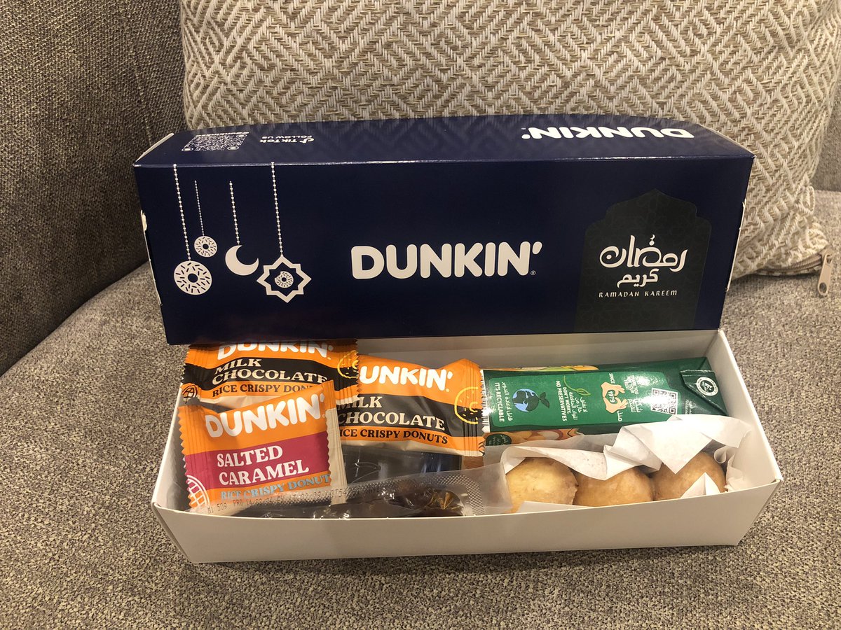 بوكس افطار صائم أنيق وجميل ورائع وروعته في توزيع الشباب كتب الله أجركم <a href="/DunkinDonutsKSA/">دانكن السعودية</a>