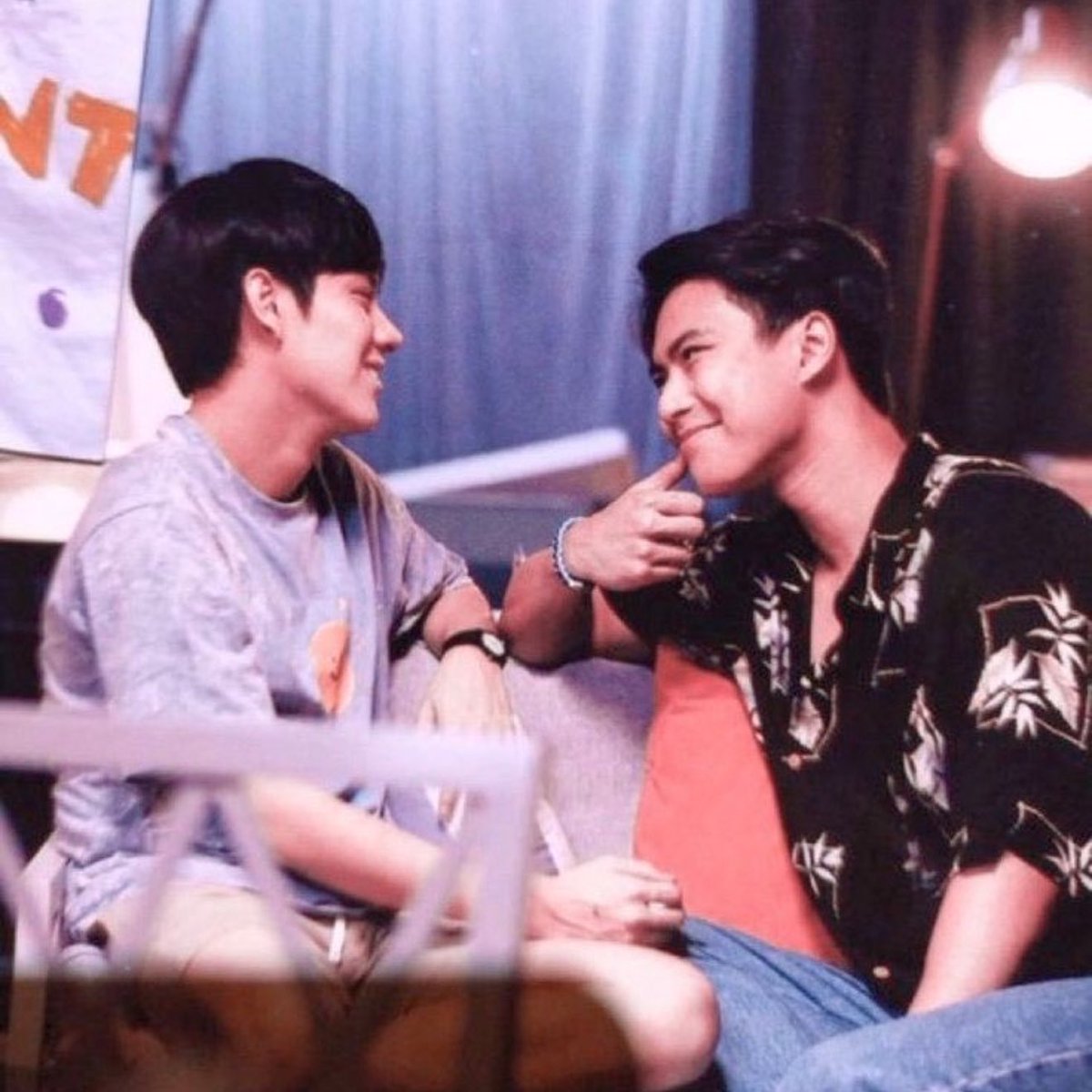 triplelovescore's tweet photo. i understand why high school pran wrote that song because if pat’s always looked at him like this i’d be confused as hell too https://t.co/qQiPHCiKhn