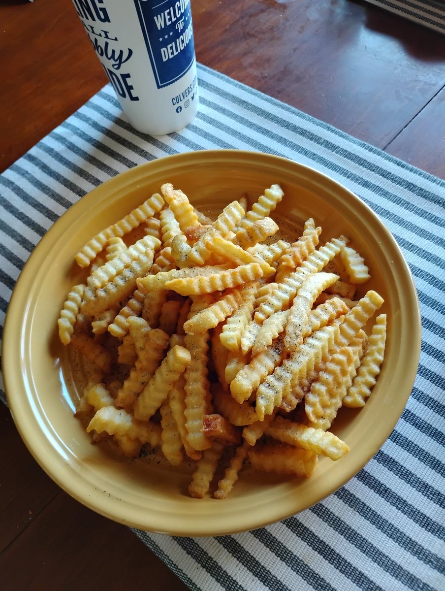 TroySoprano's tweet photo. The secret to Culver's is to get your fries well done and your root beer without ice #fryposting https://t.co/9UA7ueBly0