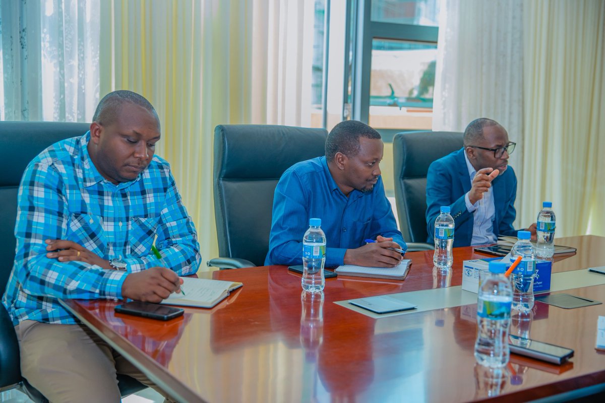 CityofKigali's tweet photo. Mu rwego rwo kunoza imikoranire, Umuyobozi w'Umujyi wacu, Dusengiyumva Samuel (@DusengiyumvaS), yagiranye ibiganiro n'Umunyamabanga Mukuru wa RALGA, Valens Uwineza.

Ibi biganiro byibanze ku gushimangira ubufatanye hagati ya RALGA n’inzego z’ibanze, by’umwihariko Umujyi wa Kigali, kubaka ubushobozi bw’izi nzego, no kongera ubufatanye mu gushaka ibisubizo by’ibibazo bitandukanye inzego z’ibanze zihura na byo.

#KigaliYacu