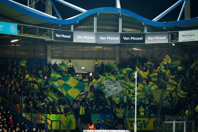 AwaydaysNL's tweet photo. Nederland op z’n best…

Een dag voor de wedstrijd heeft de lokale driehoek van Volendam besloten dat er geen Fortuna-supporters welkom zijn. De reden voor dit besluit is dat er vier Genk-supporters met de bus mee naar Volendam zouden gaan. https://t.co/8xyCFKc2yG