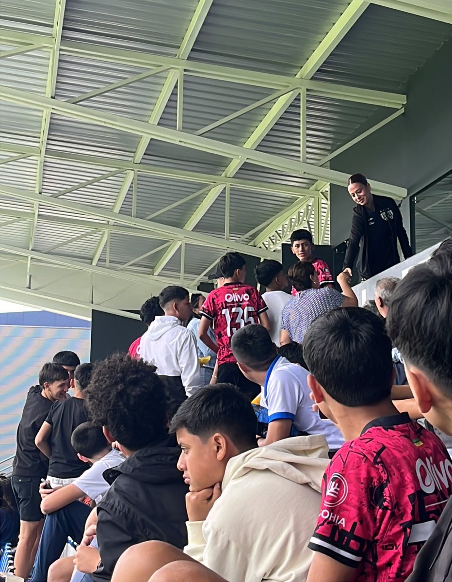 Fiorella hoy no estuvo dentro de la convocatoria de Dragonas IDV, está en el palco viendo a sus compañeras jugar por la fecha 2 de la #SuperLigaFemenina 🇪🇨 y en el entretiempo fue la más buscada para tomarse una foto y pedir un saludo.