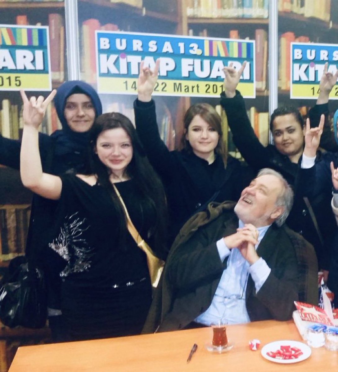 Bozkurt işareti yapan Türk kadınlarını görünce  yüzünde güller açan İlber Hocamız…

Aziz ruhu şad olsun.