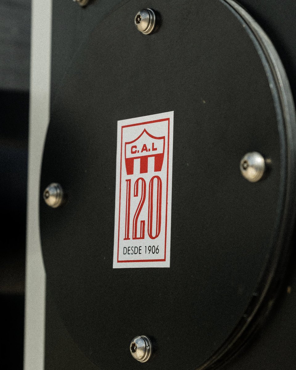 decanocanario's tweet photo. 🚂 En la 𝐄𝐬𝐭𝐚𝐜𝐢𝐨́𝐧 ya se sienten los #120AñosDeGloria https://t.co/I7DMAeJ2s9