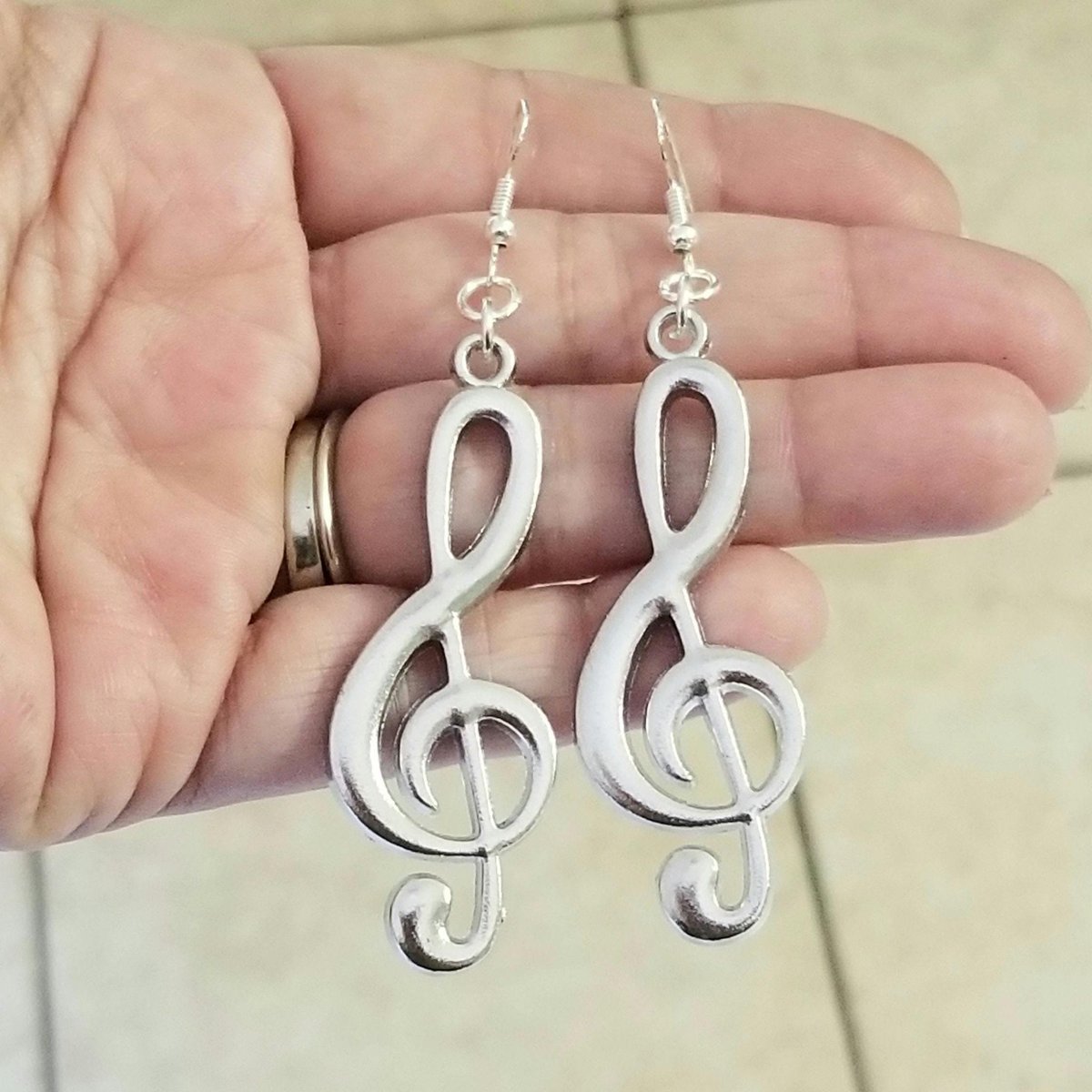 TrendingNowGift's tweet photo. Large Silver Treble Clef Dangle Earrings #jewelry #earrings #silverearrings #handmadejewelry #handmadeearrings #trebleclef #music #MusicLovers #musician #musicnote #musicjewelry 

https://t.co/T5wTunQJNn https://t.co/sKAyKd4oHQ