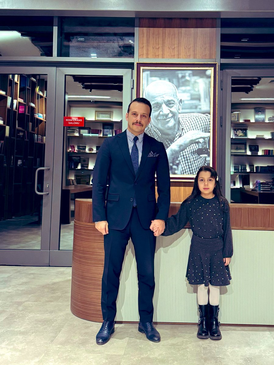 Av_Taha_Calik's tweet photo. Ne söylesem; kâfîi gelmiyor… 
Türkiye Günlüğü’nde, kızım Zeynep Hanımefendi ile… #MustafaÇalık https://t.co/1AS2LeYykq