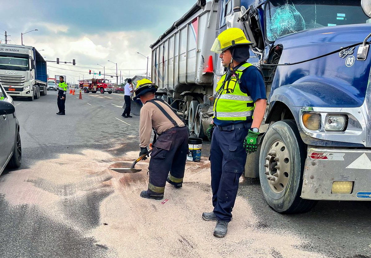 BomberosDuran's tweet photo. 🚒🛣️ Limpieza de calzada | Vía Durán–Yaguachi
Personal del Cuerpo de Bomberos de Durán atendió un derrame de combustible frente a Plaza Tía. Se aplicó material absorbente tipo bauxita para contener el hidrocarburo y realizar la limpieza de la vía.
#CBMCD https://t.co/7KzKrhDthY