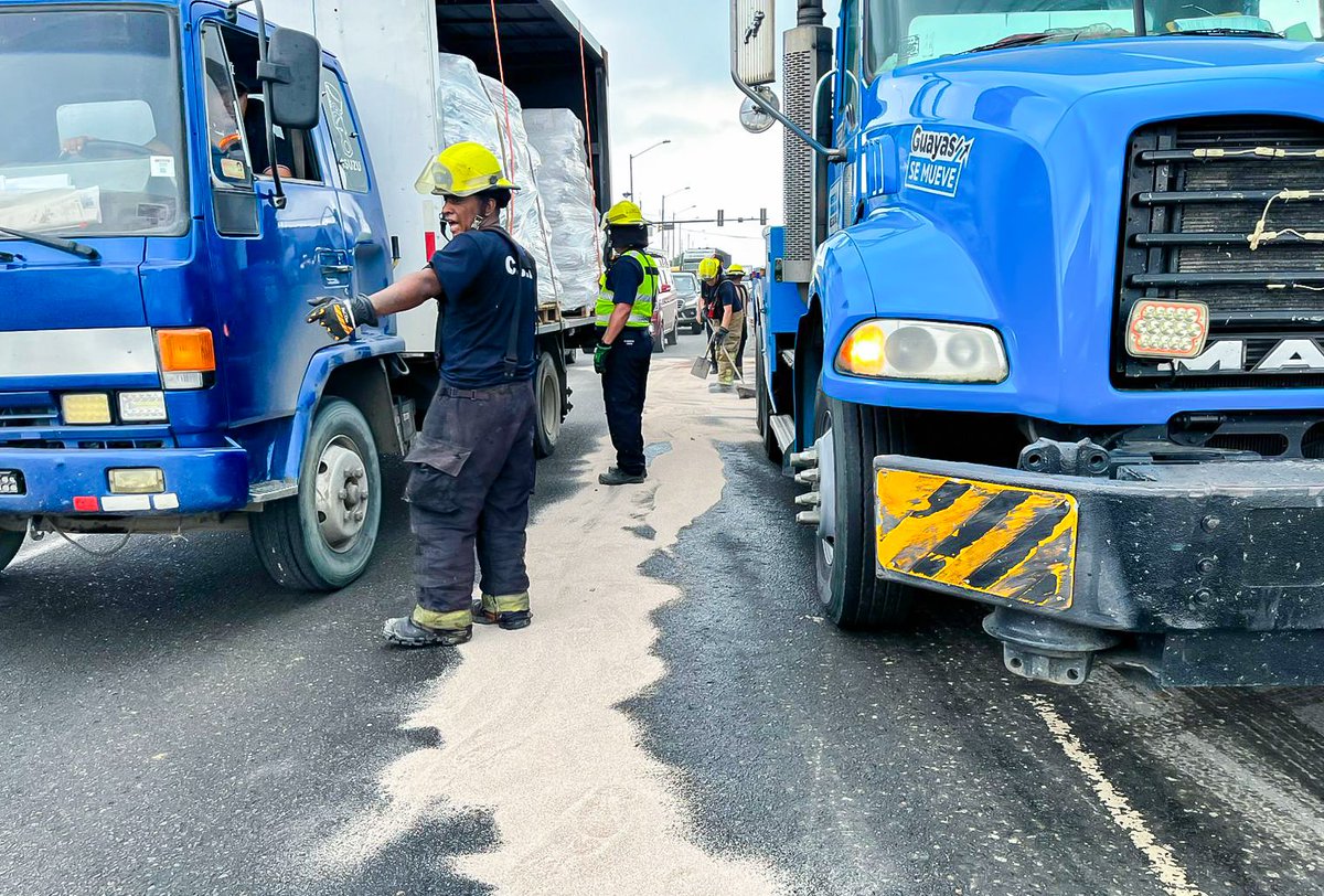 BomberosDuran's tweet photo. 🚒🛣️ Limpieza de calzada | Vía Durán–Yaguachi
Personal del Cuerpo de Bomberos de Durán atendió un derrame de combustible frente a Plaza Tía. Se aplicó material absorbente tipo bauxita para contener el hidrocarburo y realizar la limpieza de la vía.
#CBMCD https://t.co/7KzKrhDthY