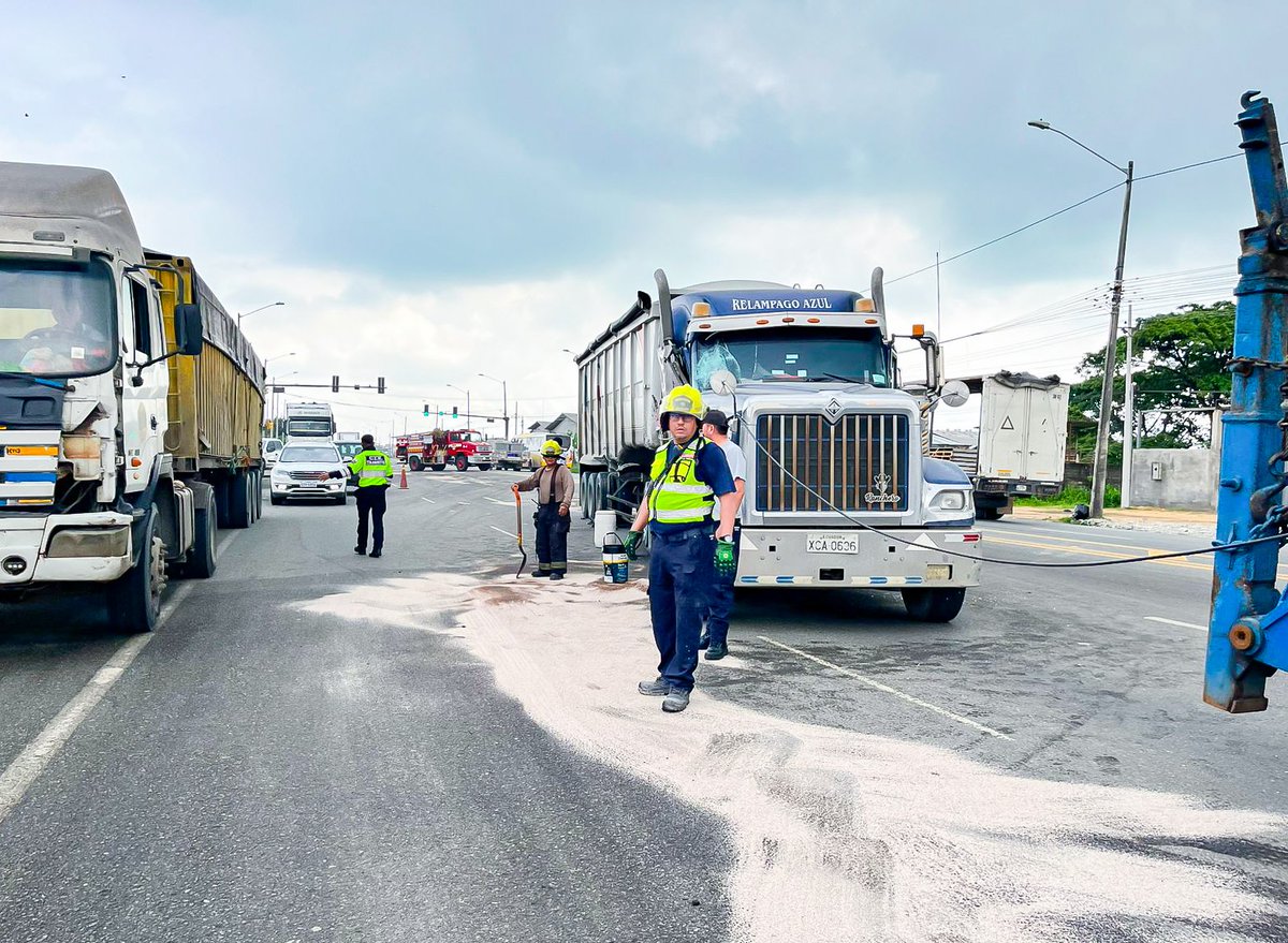 BomberosDuran's tweet photo. 🚒🛣️ Limpieza de calzada | Vía Durán–Yaguachi
Personal del Cuerpo de Bomberos de Durán atendió un derrame de combustible frente a Plaza Tía. Se aplicó material absorbente tipo bauxita para contener el hidrocarburo y realizar la limpieza de la vía.
#CBMCD https://t.co/7KzKrhDthY