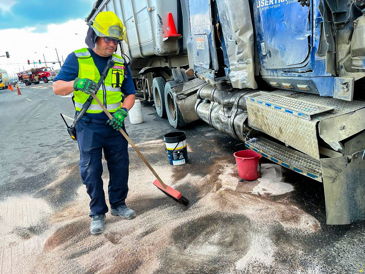 BomberosDuran's tweet photo. 🚒🛣️ Limpieza de calzada | Vía Durán–Yaguachi
Personal del Cuerpo de Bomberos de Durán atendió un derrame de combustible frente a Plaza Tía. Se aplicó material absorbente tipo bauxita para contener el hidrocarburo y realizar la limpieza de la vía.
#CBMCD https://t.co/7KzKrhDthY