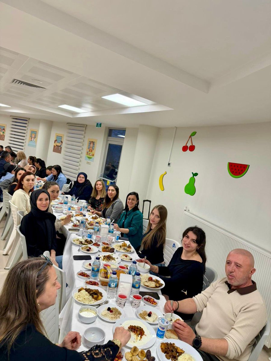 abbengelliyasli's tweet photo. ✨ Minik Yürekler Aynı Sofrada
Engelsiz Çocuk Gündüz Bakımevimizde düzenlenen iftar programında çocuklarımız ve aileleri Ramazan’ın bereketini birlikte paylaştı. 🤝🌙 https://t.co/TiXg2Xap60